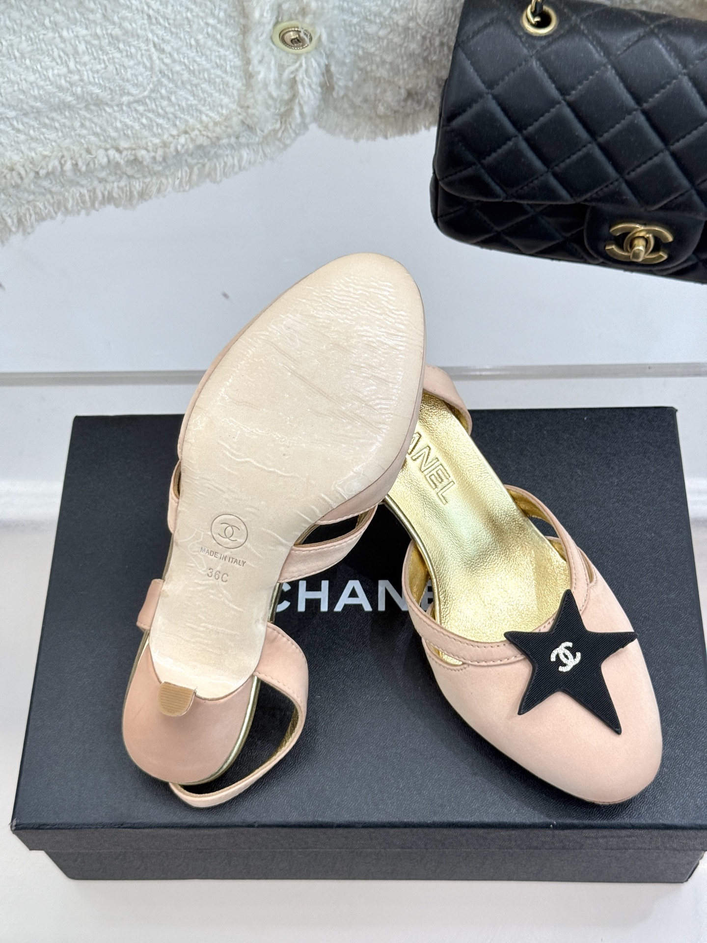 
CHANE*｜小香25C早春新品
五角星双C高跟凉鞋
香家的这款中古系列真的太美了
真的把女人的优雅知