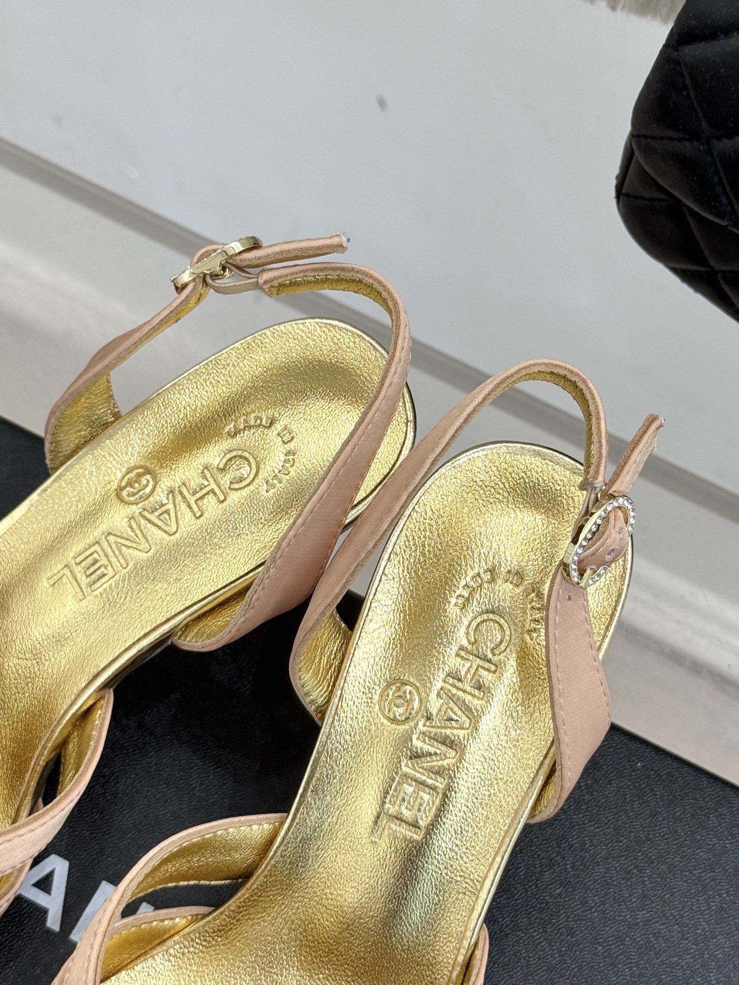 
CHANE*｜小香25C早春新品
五角星双C高跟凉鞋
香家的这款中古系列真的太美了
真的把女人的优雅知