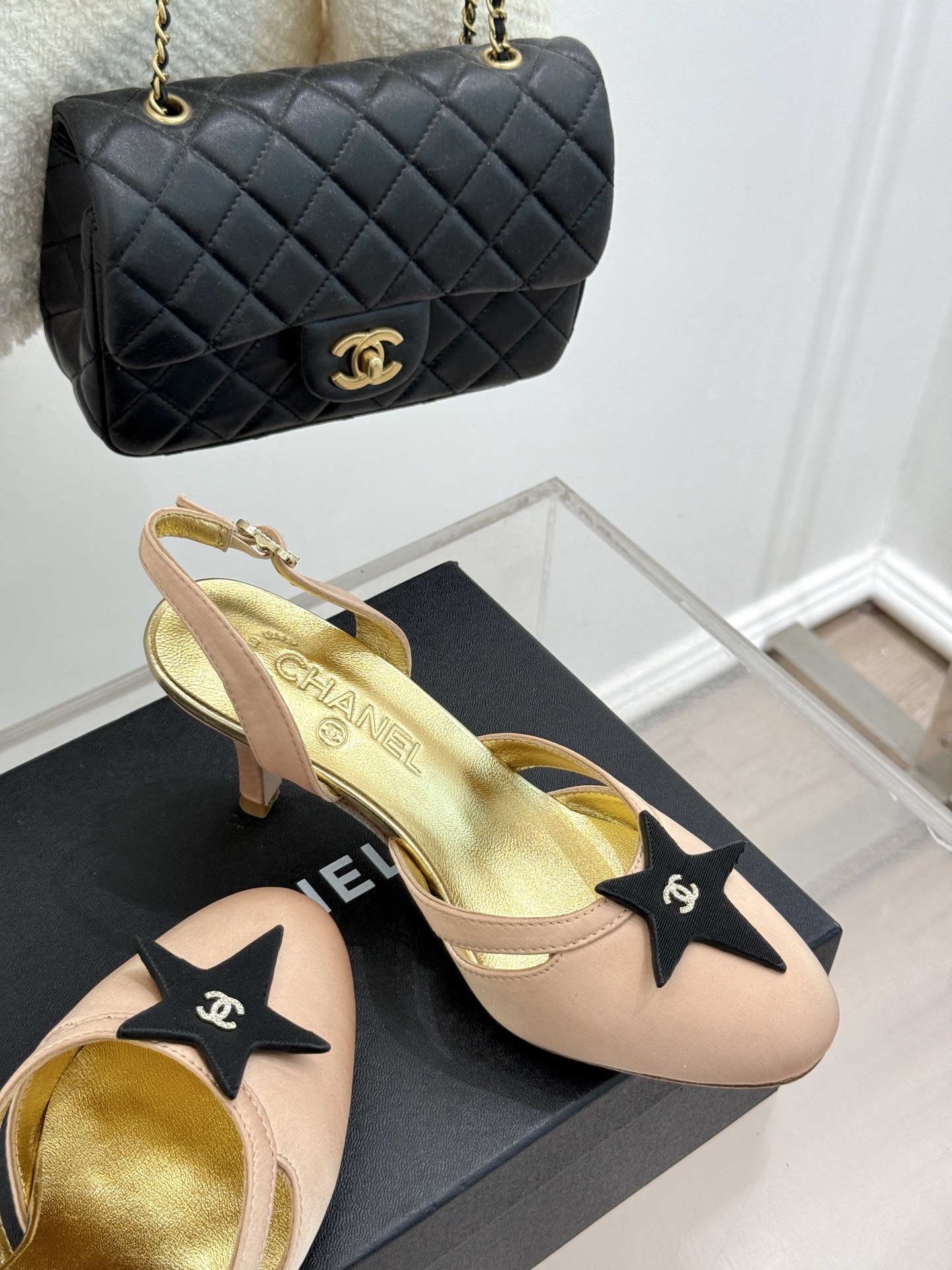 
CHANE*｜小香25C早春新品
五角星双C高跟凉鞋
香家的这款中古系列真的太美了
真的把女人的优雅知