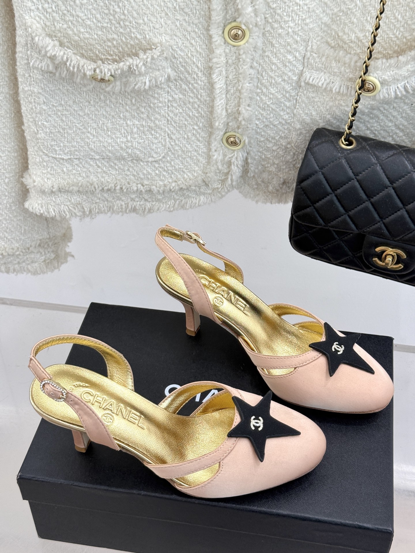 
CHANE*｜小香25C早春新品
五角星双C高跟凉鞋
香家的这款中古系列真的太美了
真的把女人的优雅知