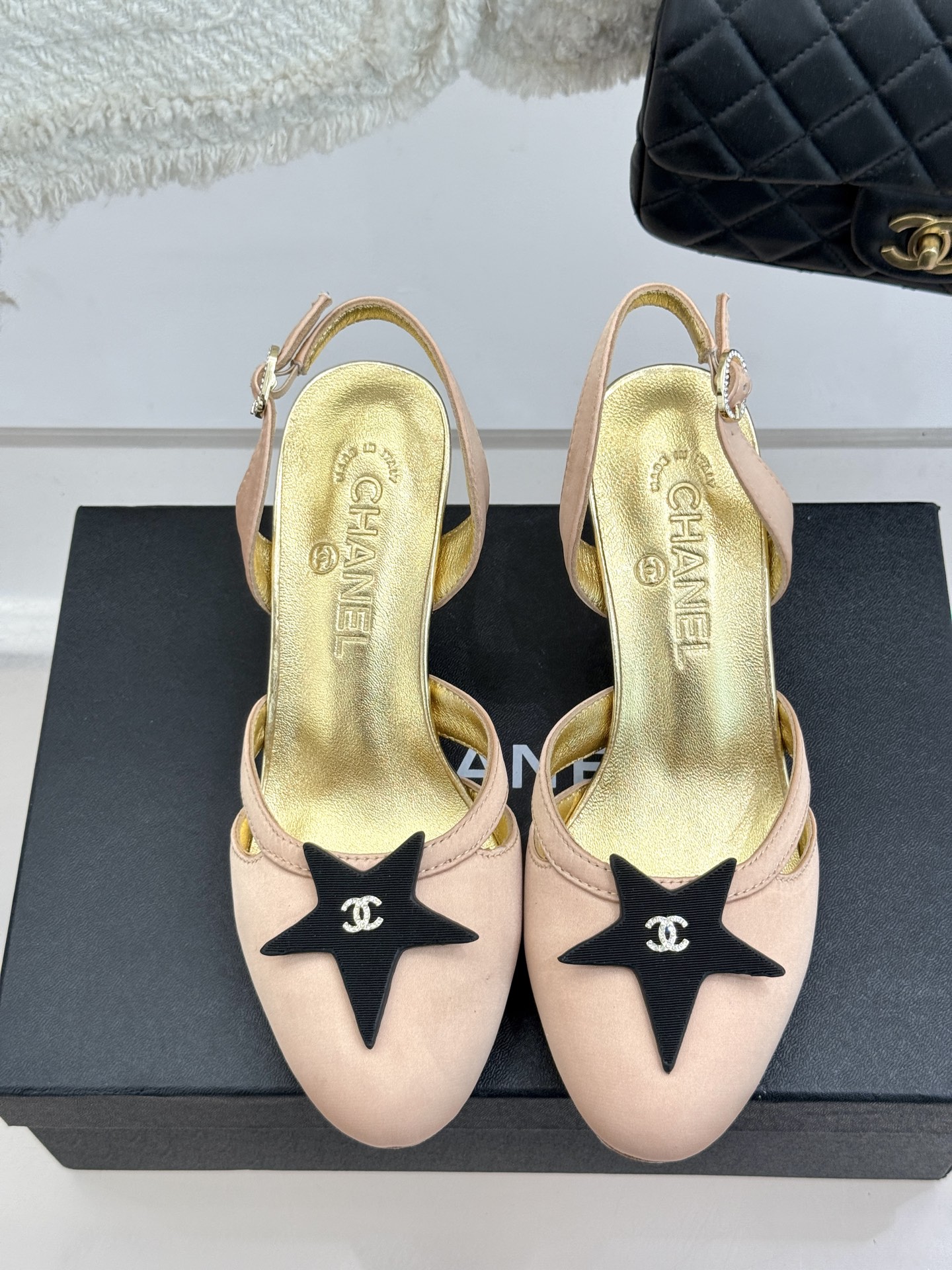 
CHANE*｜小香25C早春新品
五角星双C高跟凉鞋
香家的这款中古系列真的太美了
真的把女人的优雅知