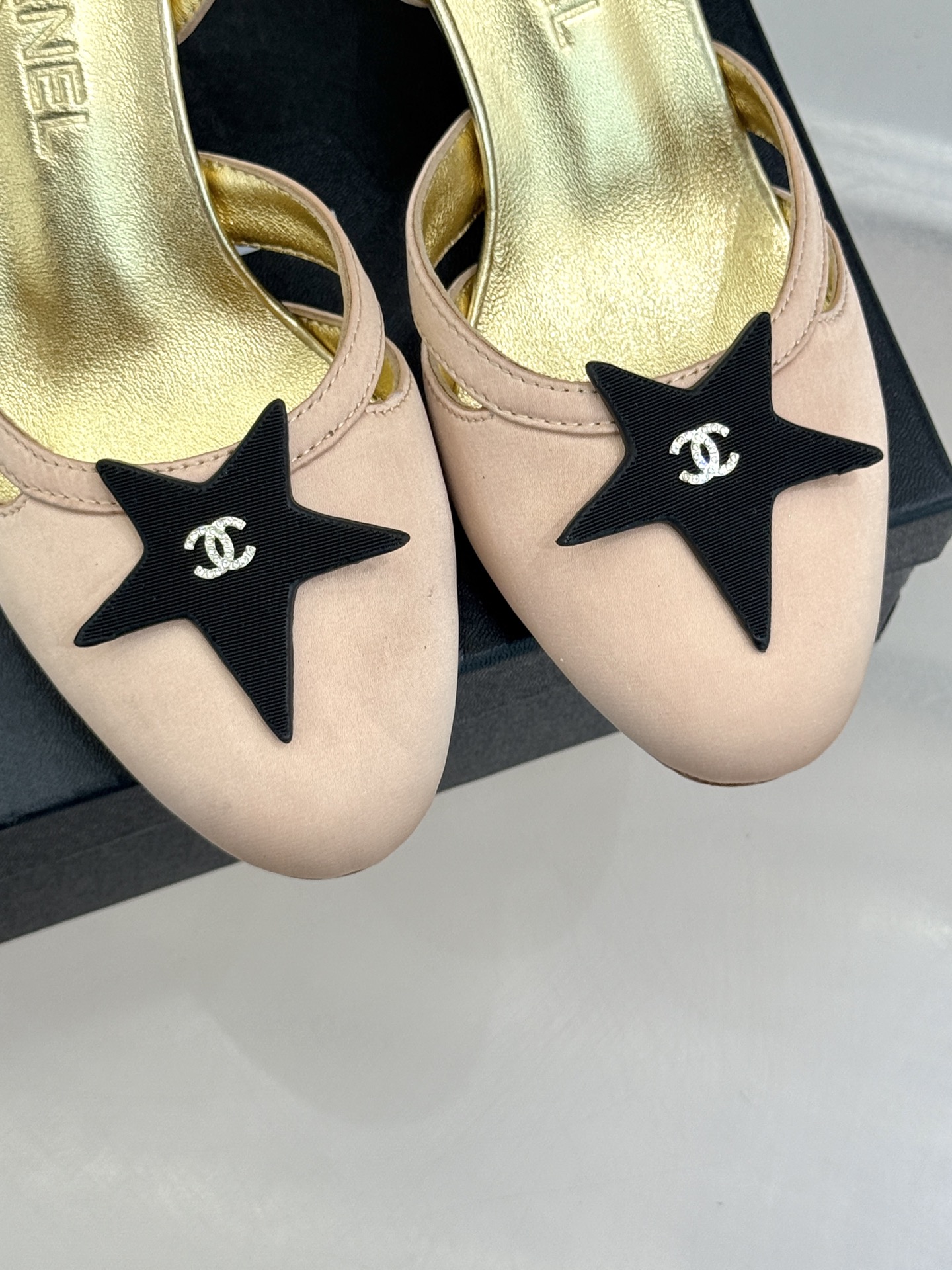 
CHANE*｜小香25C早春新品
五角星双C高跟凉鞋
香家的这款中古系列真的太美了
真的把女人的优雅知