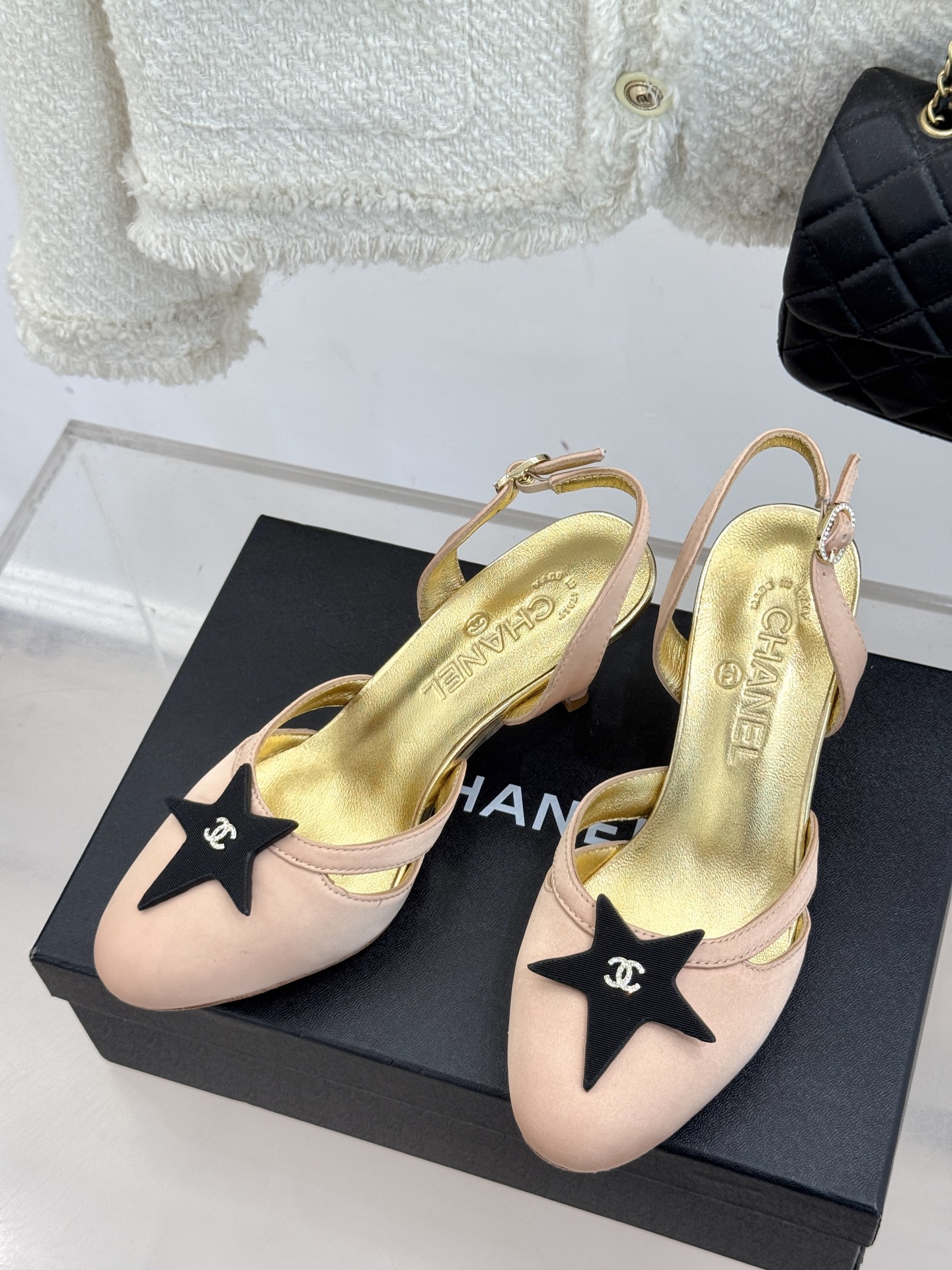 
CHANE*｜小香25C早春新品
五角星双C高跟凉鞋
香家的这款中古系列真的太美了
真的把女人的优雅知