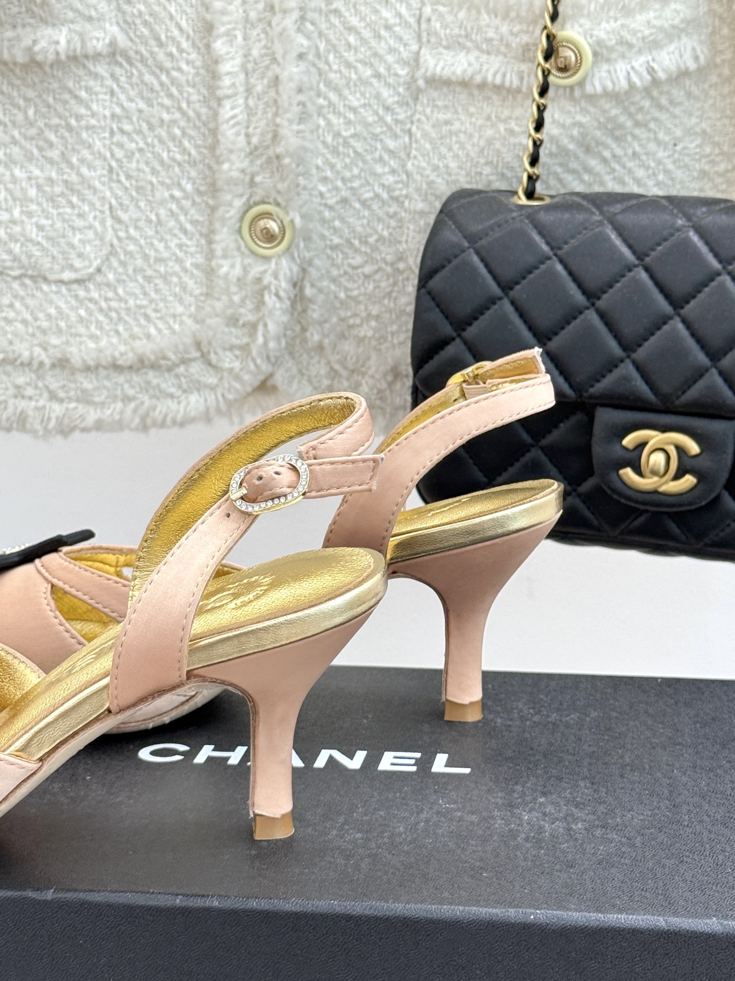 
CHANE*｜小香25C早春新品
五角星双C高跟凉鞋
香家的这款中古系列真的太美了
真的把女人的优雅知