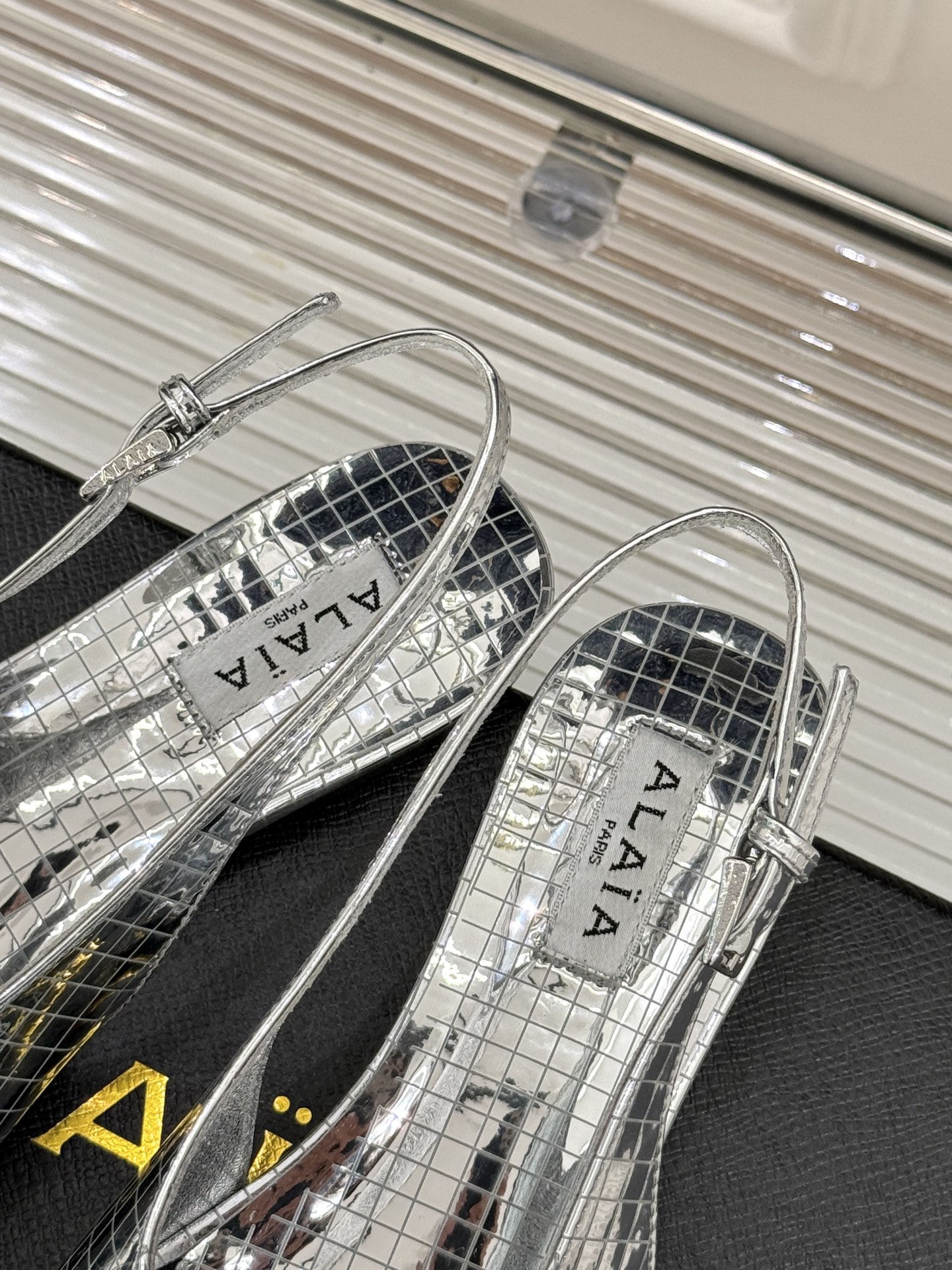 
ALAIA｜阿莱亚经典金属尖头高跟鞋
女人的鞋柜里必备的尖头高跟鞋
黑发 丝袜 高跟鞋 名媛三要素
出