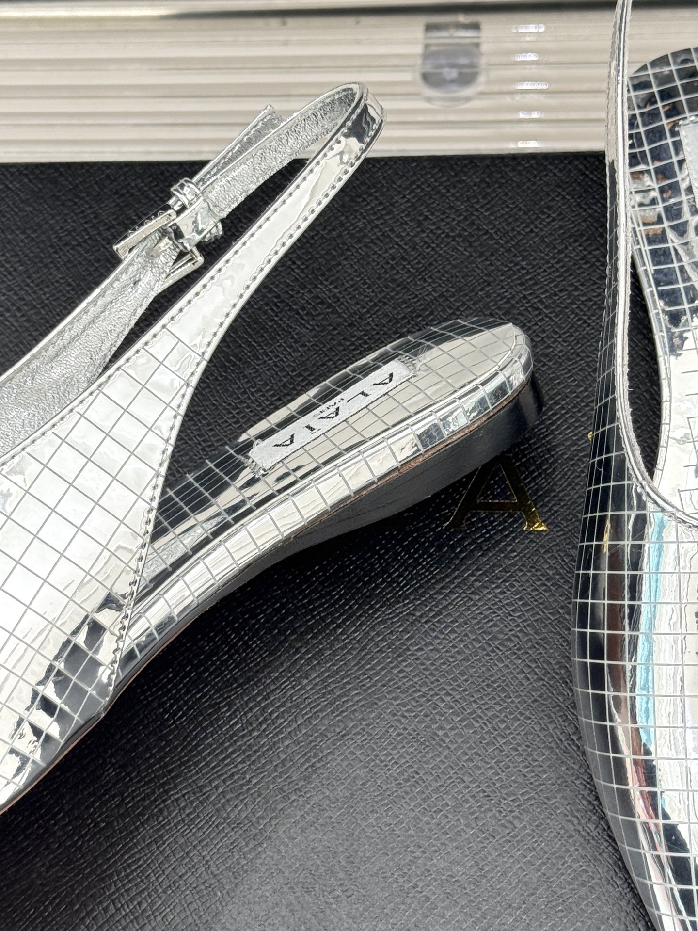 
ALAIA｜阿莱亚经典金属尖头高跟鞋
女人的鞋柜里必备的尖头高跟鞋
黑发 丝袜 高跟鞋 名媛三要素
出