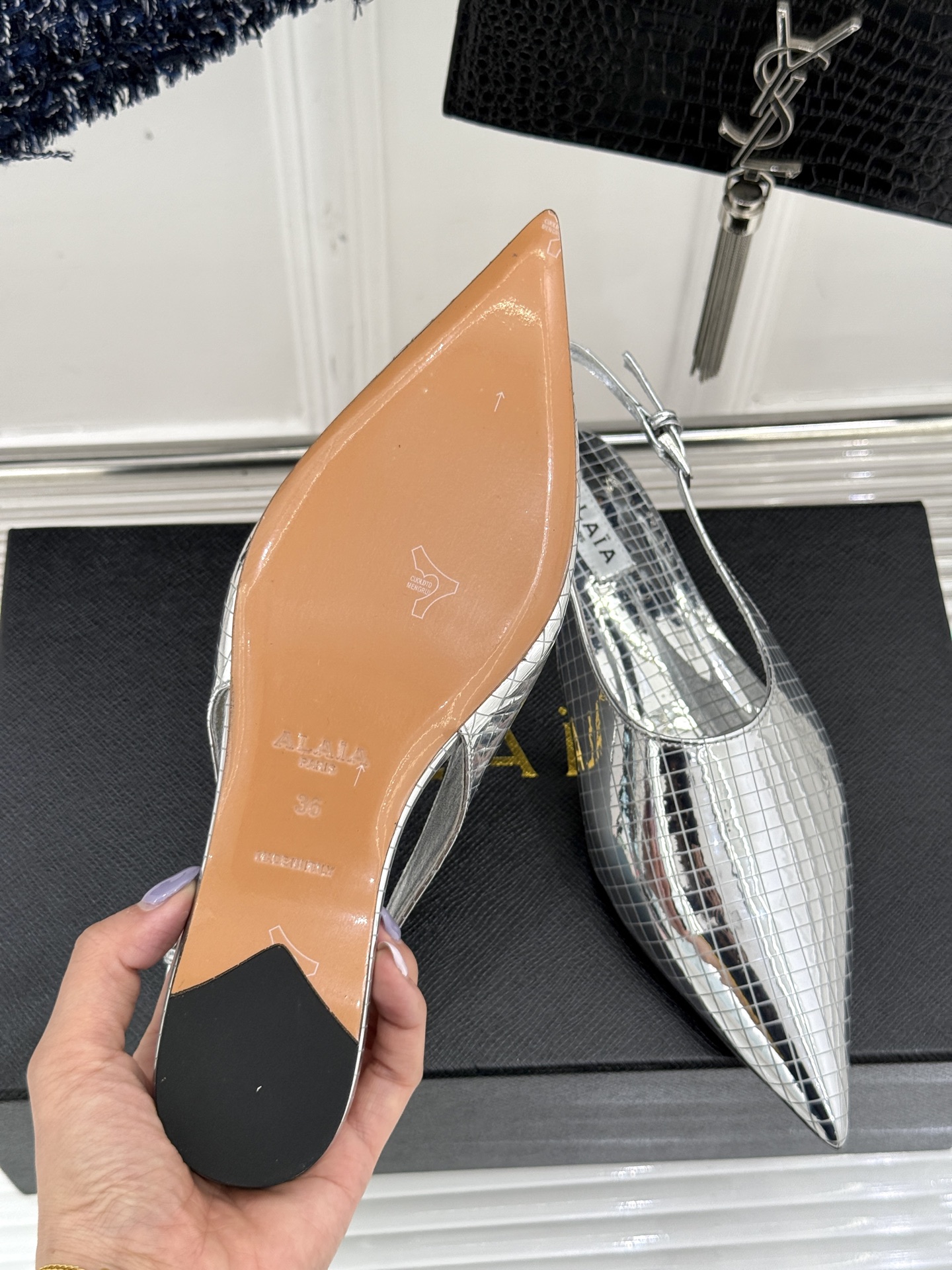 
ALAIA｜阿莱亚经典金属尖头高跟鞋
女人的鞋柜里必备的尖头高跟鞋
黑发 丝袜 高跟鞋 名媛三要素
出