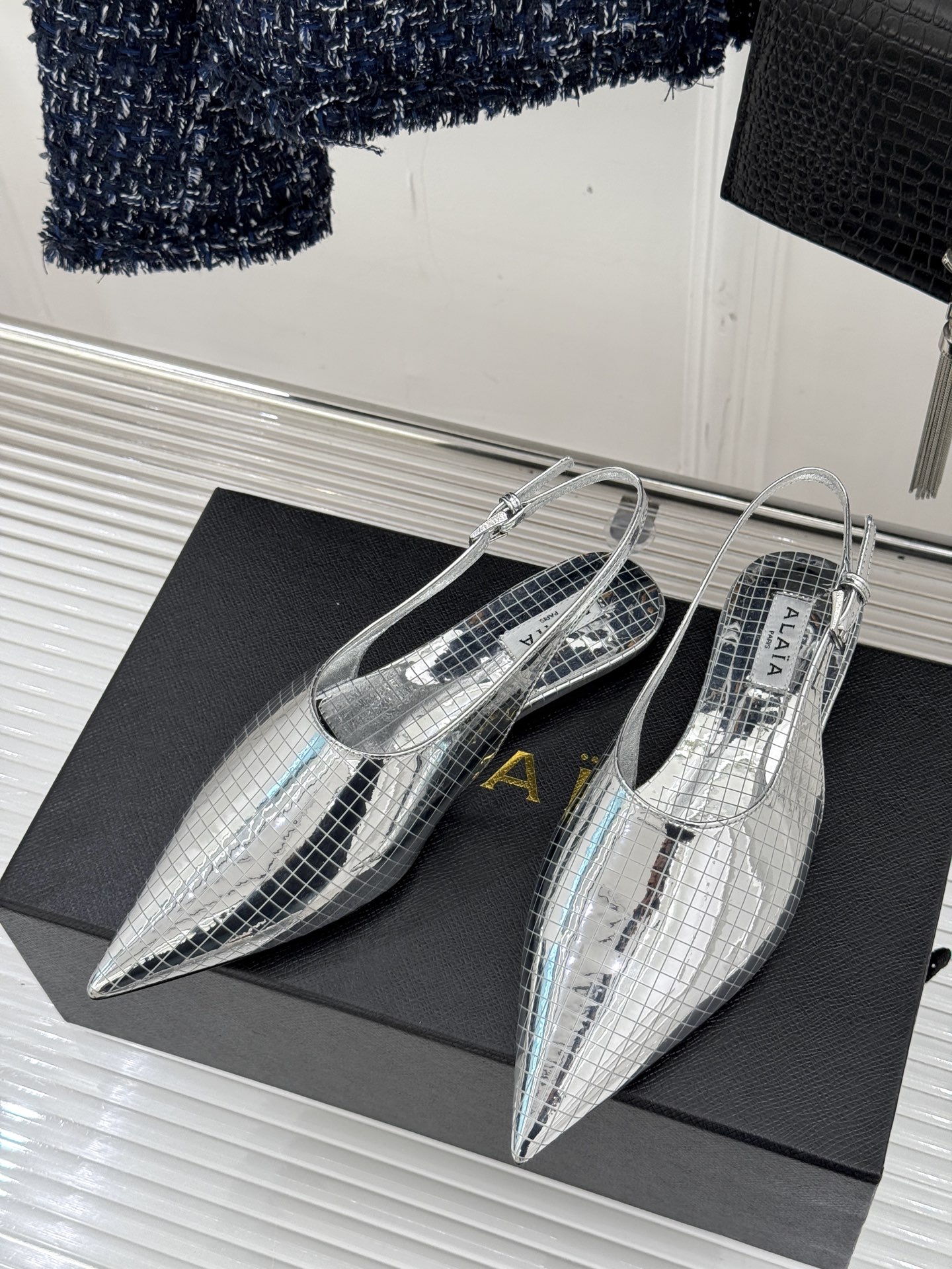 
ALAIA｜阿莱亚经典金属尖头高跟鞋
女人的鞋柜里必备的尖头高跟鞋
黑发 丝袜 高跟鞋 名媛三要素
出
