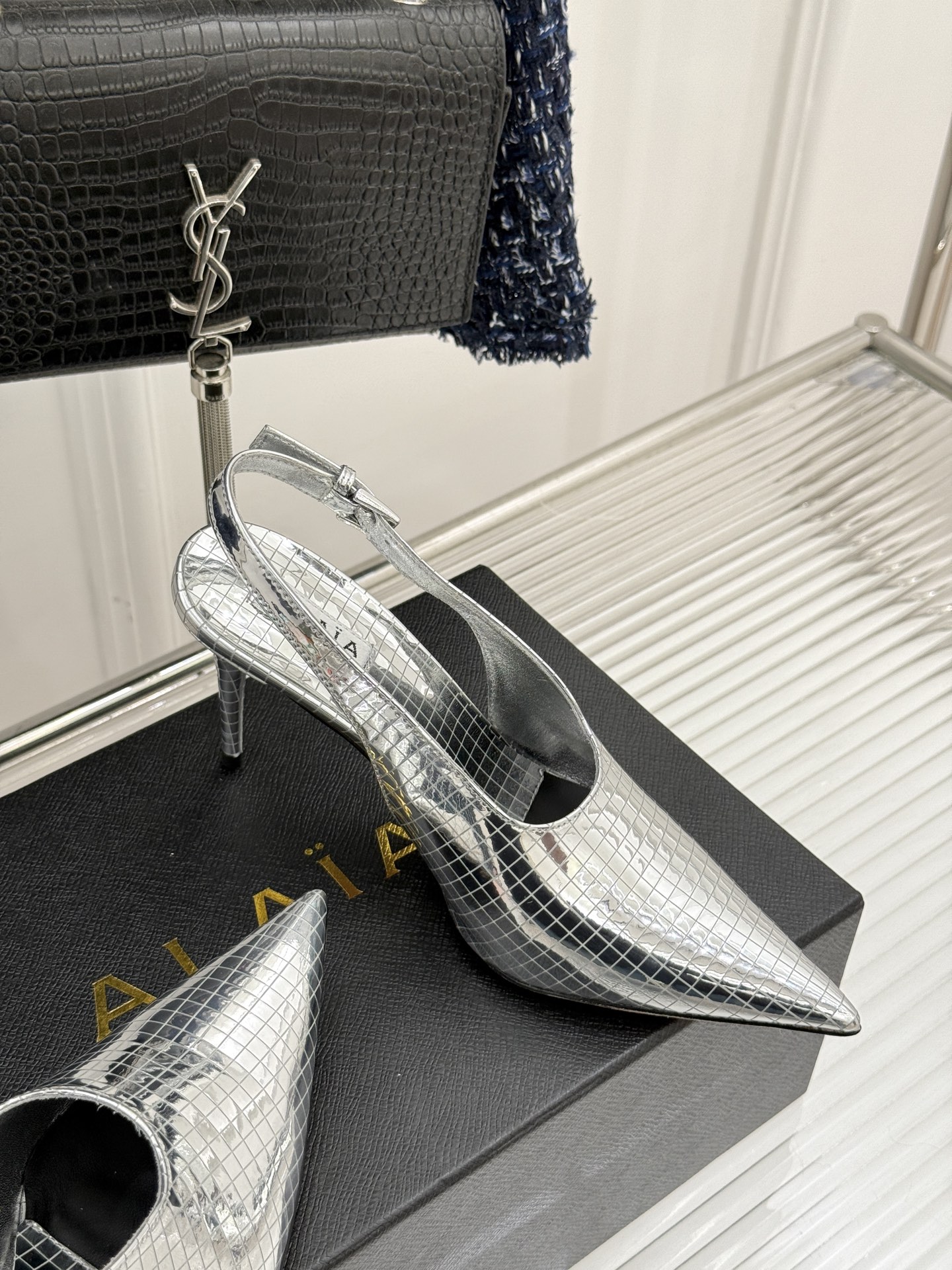 
ALAIA｜阿莱亚经典金属尖头高跟鞋
女人的鞋柜里必备的尖头高跟鞋
黑发 丝袜 高跟鞋 名媛三要素
出