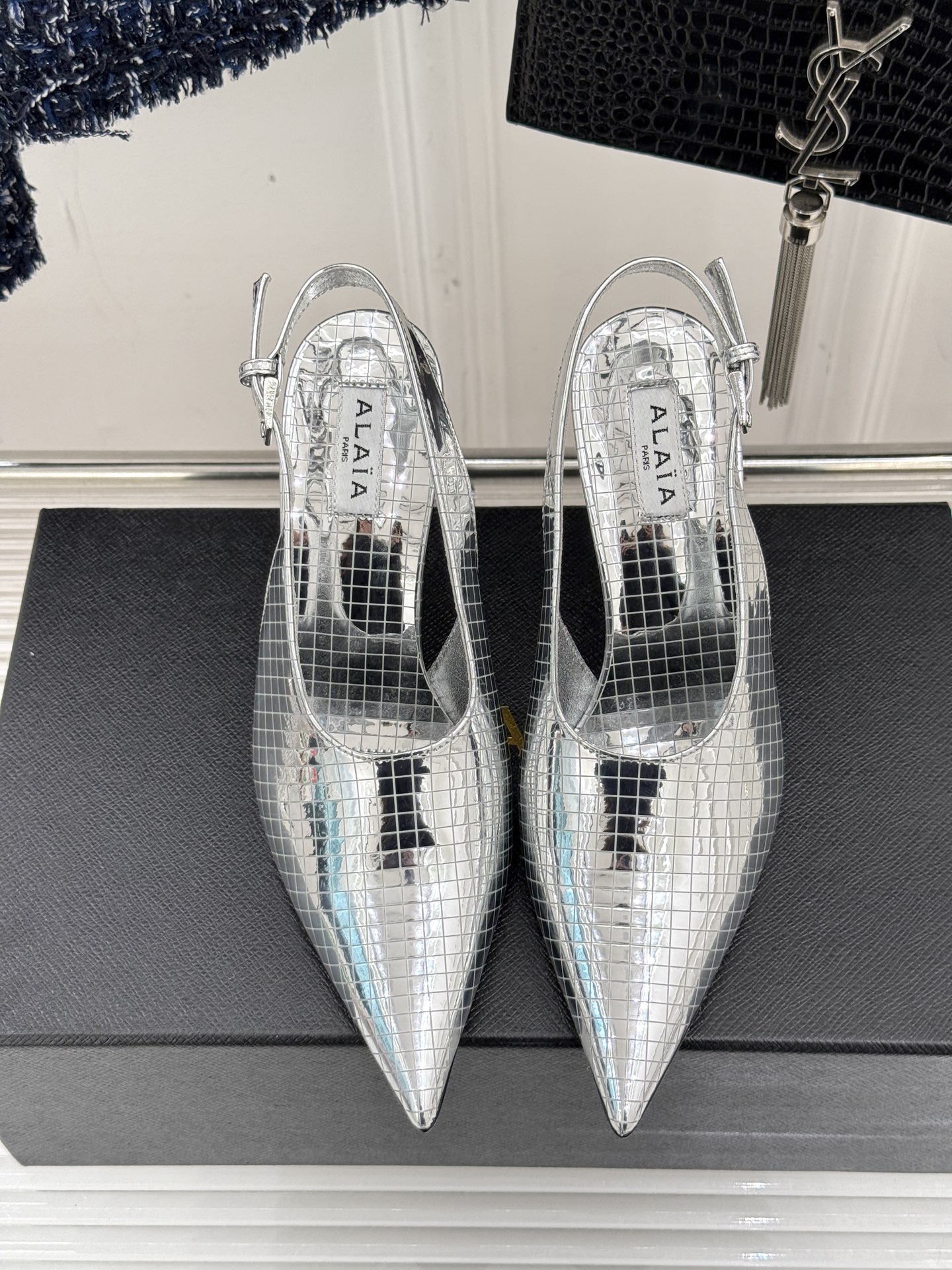 
ALAIA｜阿莱亚经典金属尖头高跟鞋
女人的鞋柜里必备的尖头高跟鞋
黑发 丝袜 高跟鞋 名媛三要素
出