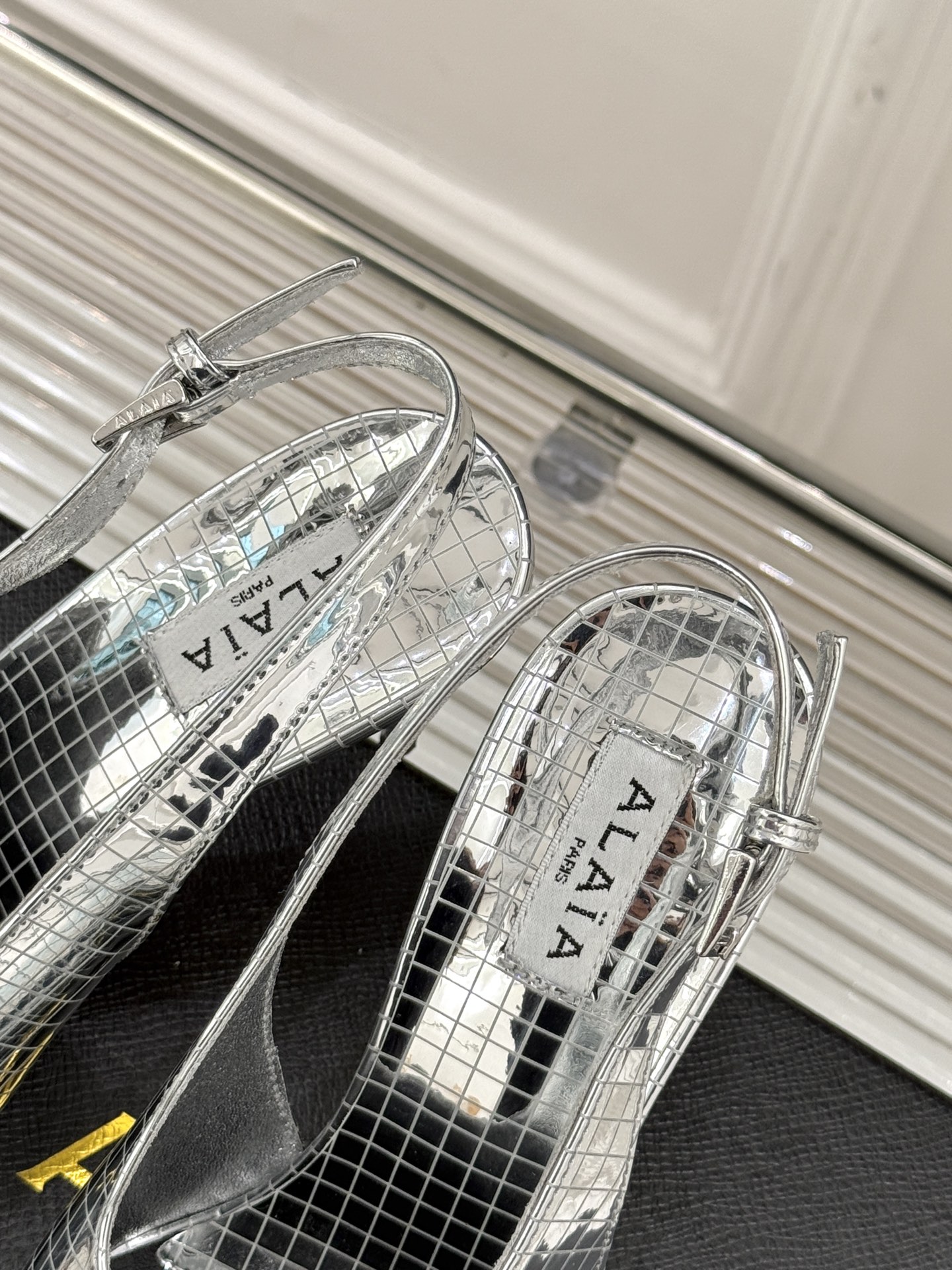 
ALAIA｜阿莱亚经典金属尖头高跟鞋
女人的鞋柜里必备的尖头高跟鞋
黑发 丝袜 高跟鞋 名媛三要素
出