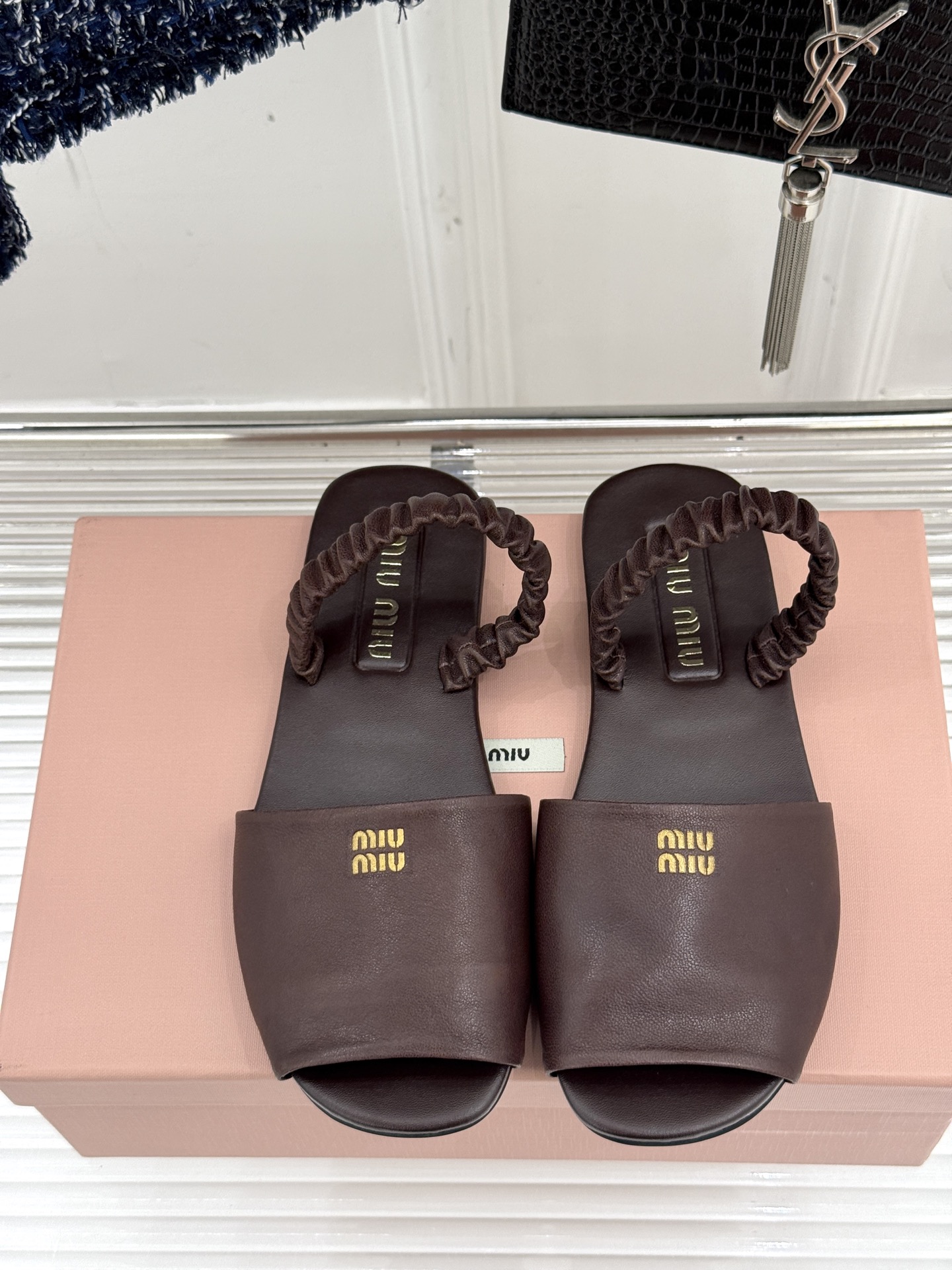 
Miumiu25ss春夏新品凉鞋
度假风满满 简单又复古
软绵绵的脚感真的太爱了！
上脚轻盈舒适又时髦