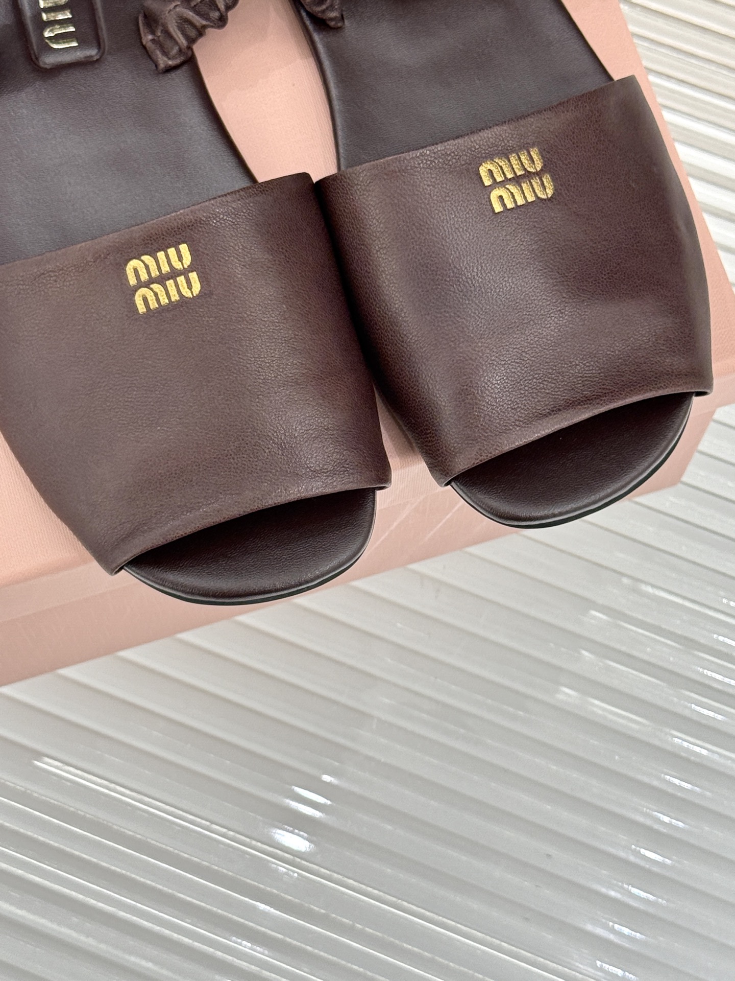 
Miumiu25ss春夏新品凉鞋
度假风满满 简单又复古
软绵绵的脚感真的太爱了！
上脚轻盈舒适又时髦