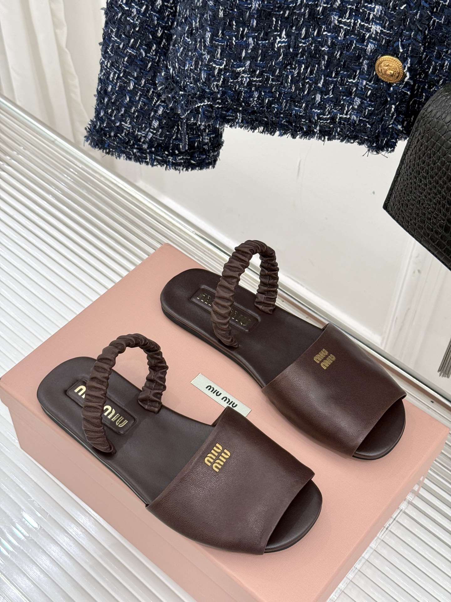 
Miumiu25ss春夏新品凉鞋
度假风满满 简单又复古
软绵绵的脚感真的太爱了！
上脚轻盈舒适又时髦