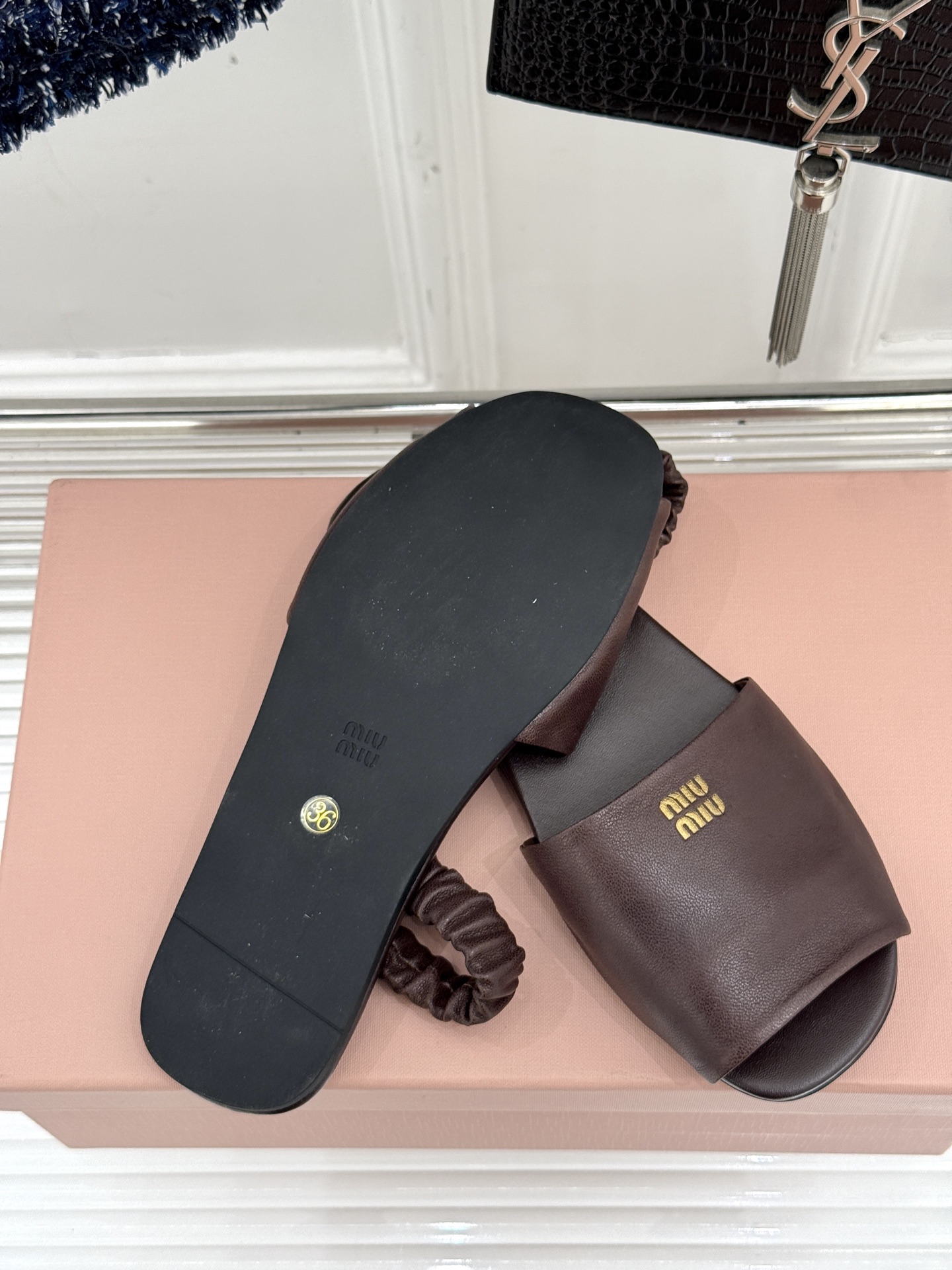 
Miumiu25ss春夏新品凉鞋
度假风满满 简单又复古
软绵绵的脚感真的太爱了！
上脚轻盈舒适又时髦