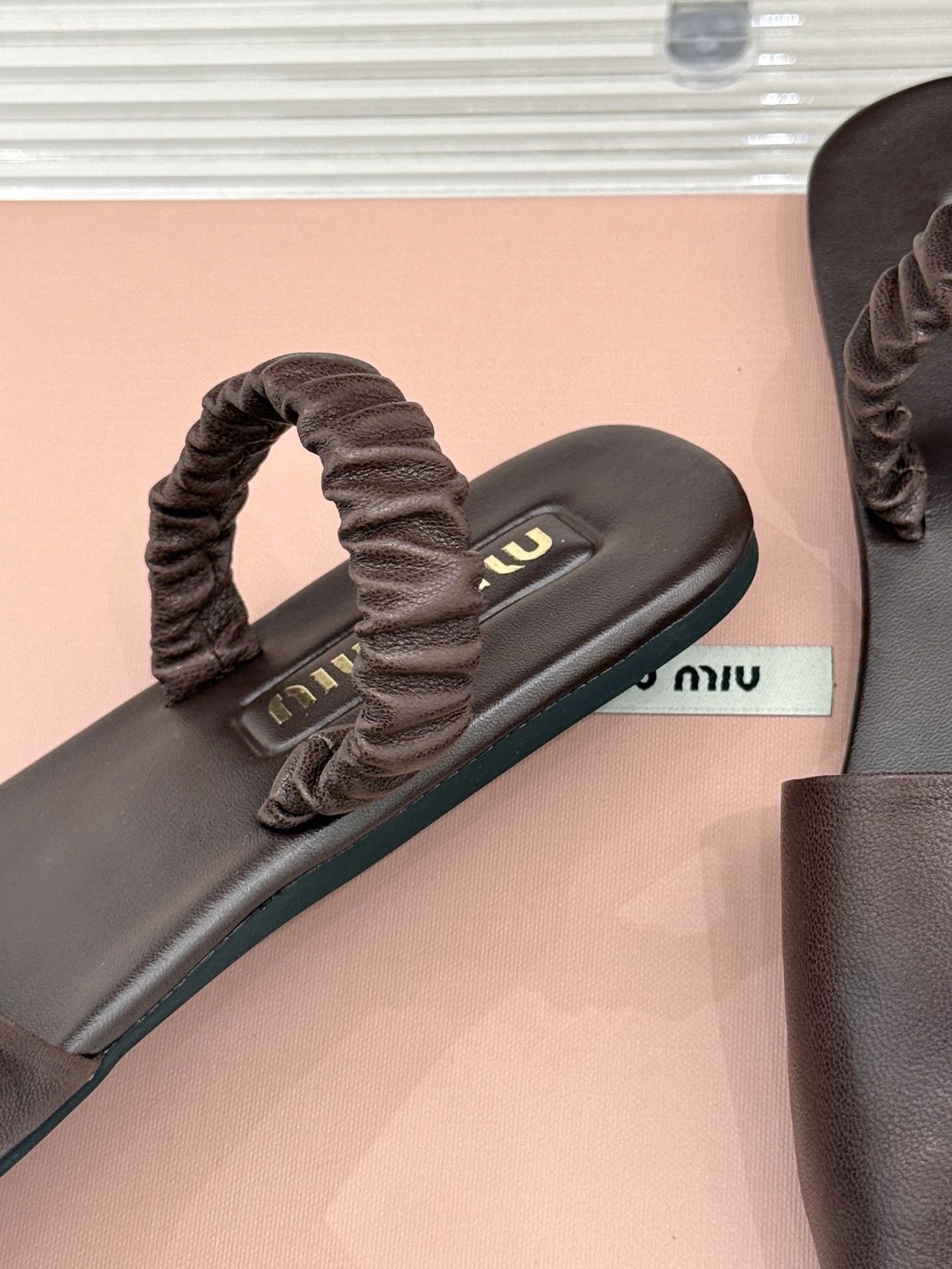 
Miumiu25ss春夏新品凉鞋
度假风满满 简单又复古
软绵绵的脚感真的太爱了！
上脚轻盈舒适又时髦