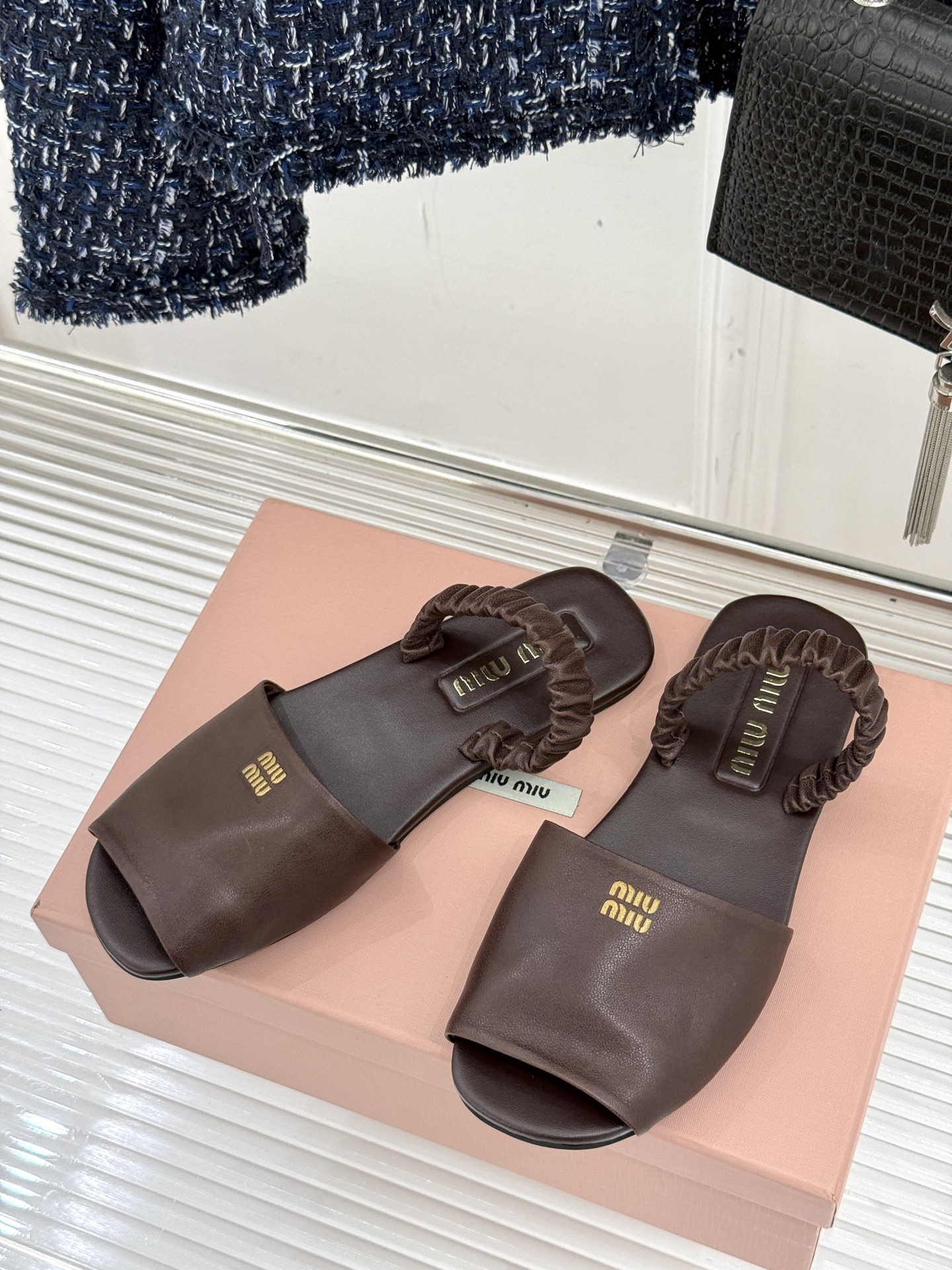 
Miumiu25ss春夏新品凉鞋
度假风满满 简单又复古
软绵绵的脚感真的太爱了！
上脚轻盈舒适又时髦