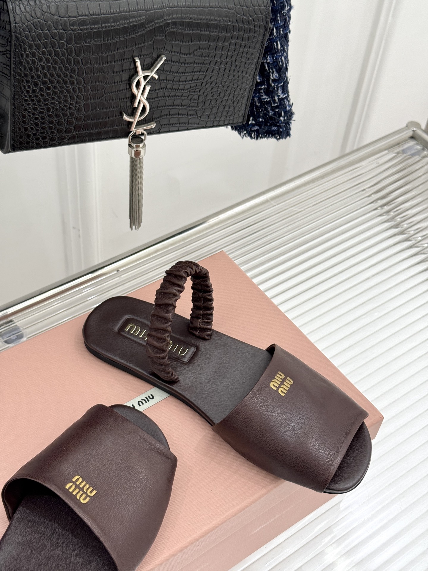 
Miumiu25ss春夏新品凉鞋
度假风满满 简单又复古
软绵绵的脚感真的太爱了！
上脚轻盈舒适又时髦