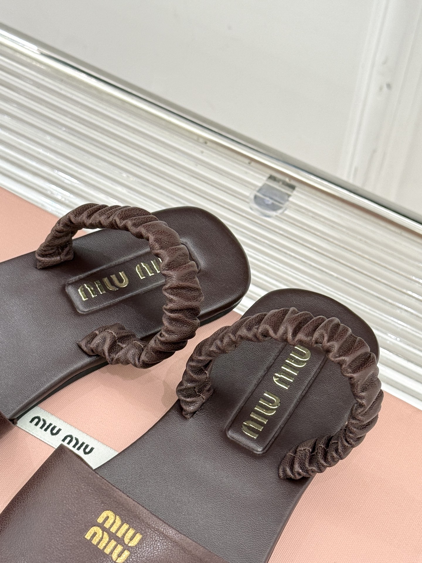 
Miumiu25ss春夏新品凉鞋
度假风满满 简单又复古
软绵绵的脚感真的太爱了！
上脚轻盈舒适又时髦