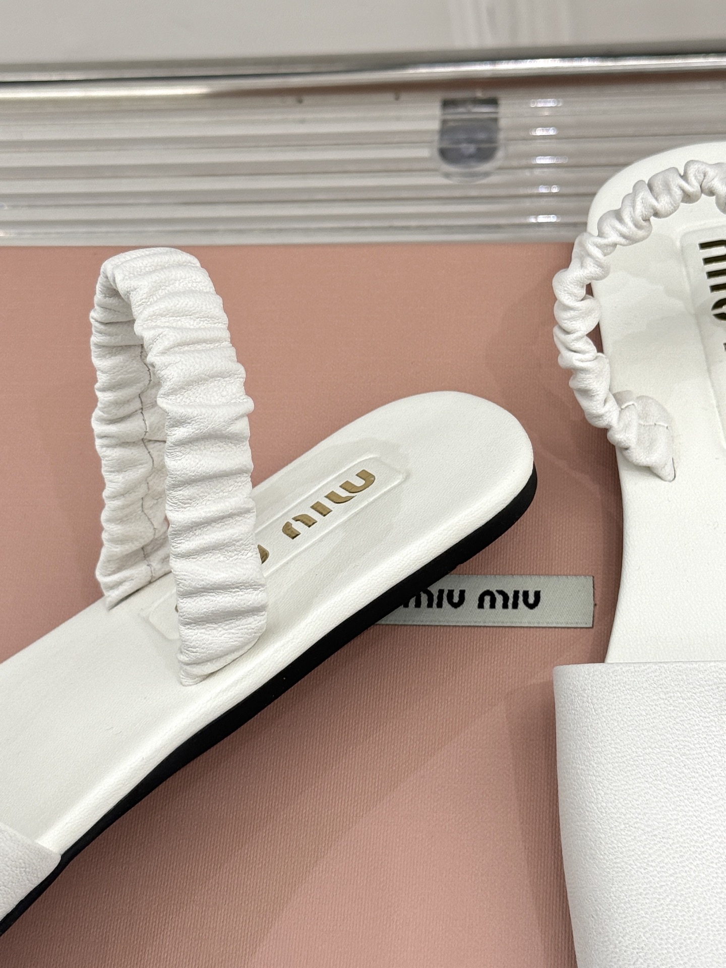 
Miumiu25ss春夏新品凉鞋
度假风满满 简单又复古
软绵绵的脚感真的太爱了！
上脚轻盈舒适又时髦