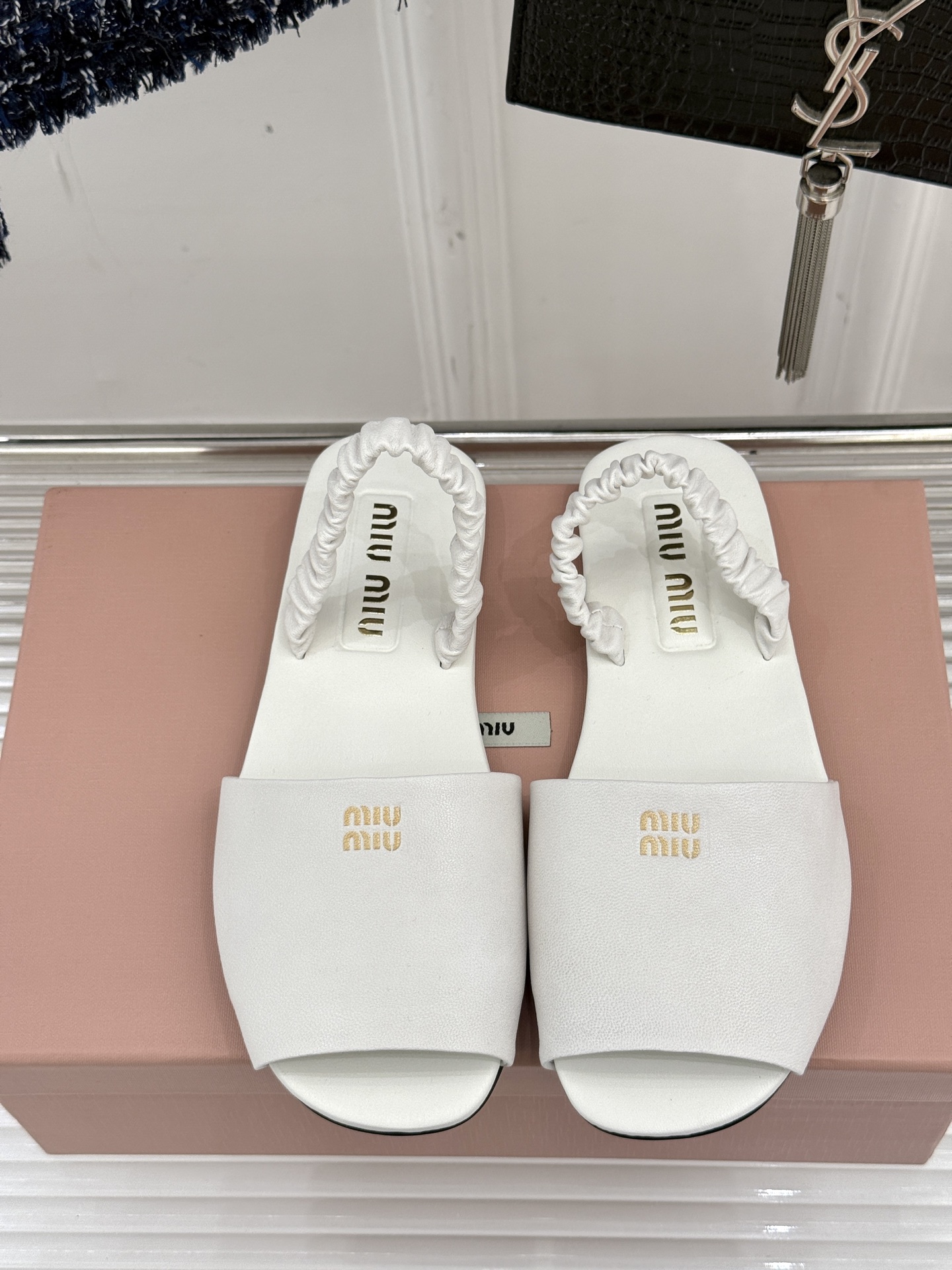 
Miumiu25ss春夏新品凉鞋
度假风满满 简单又复古
软绵绵的脚感真的太爱了！
上脚轻盈舒适又时髦
