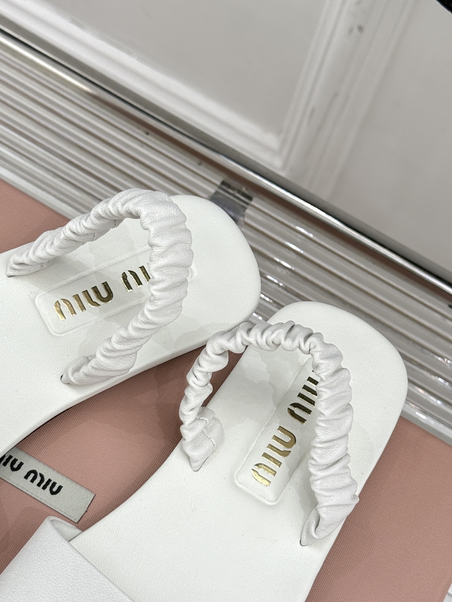 
Miumiu25ss春夏新品凉鞋
度假风满满 简单又复古
软绵绵的脚感真的太爱了！
上脚轻盈舒适又时髦