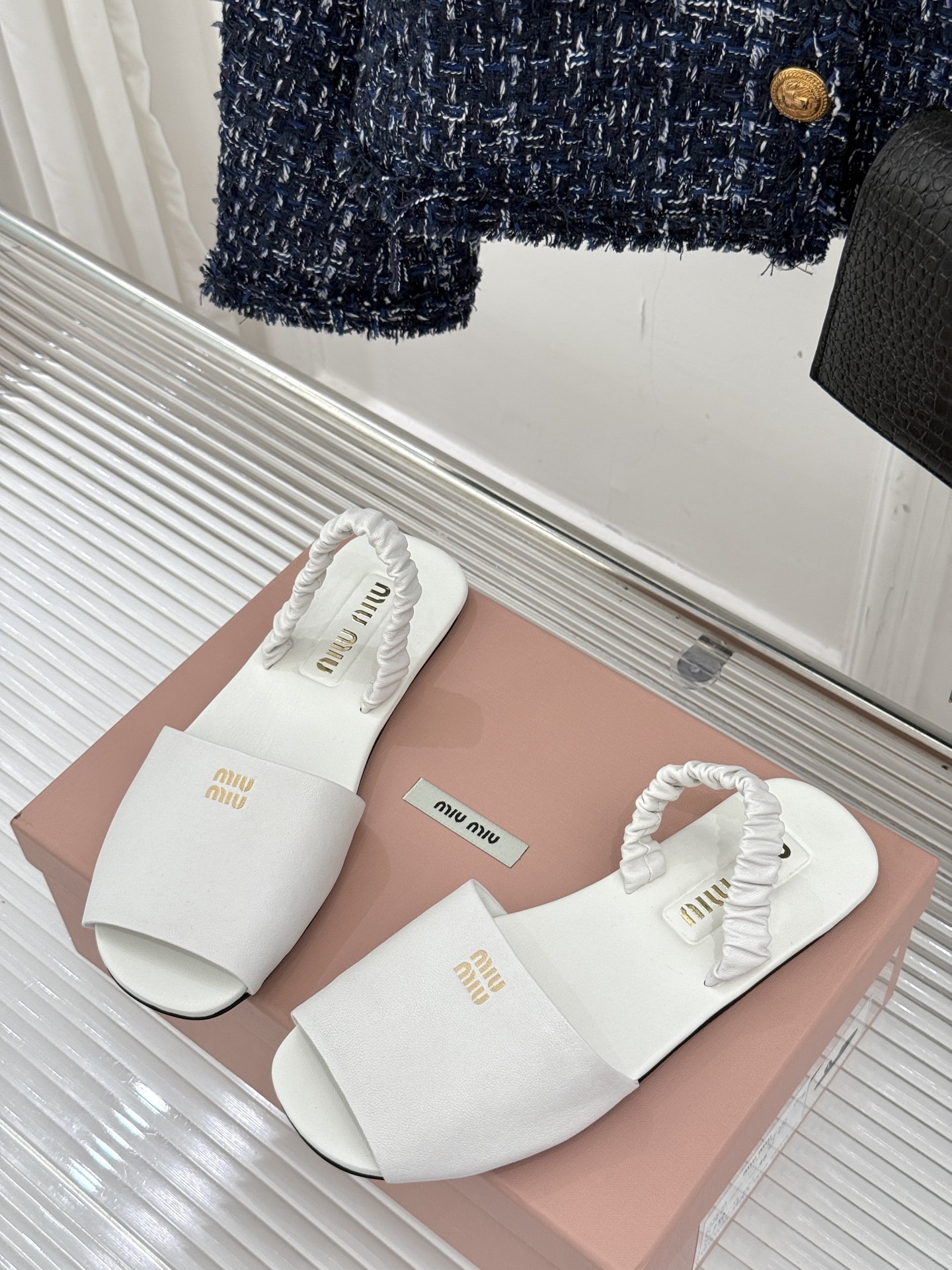 
Miumiu25ss春夏新品凉鞋
度假风满满 简单又复古
软绵绵的脚感真的太爱了！
上脚轻盈舒适又时髦