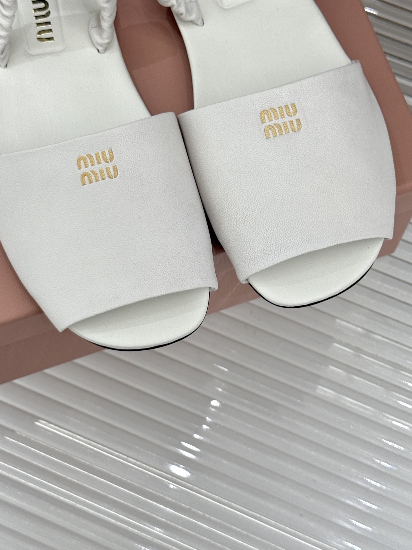 
Miumiu25ss春夏新品凉鞋
度假风满满 简单又复古
软绵绵的脚感真的太爱了！
上脚轻盈舒适又时髦