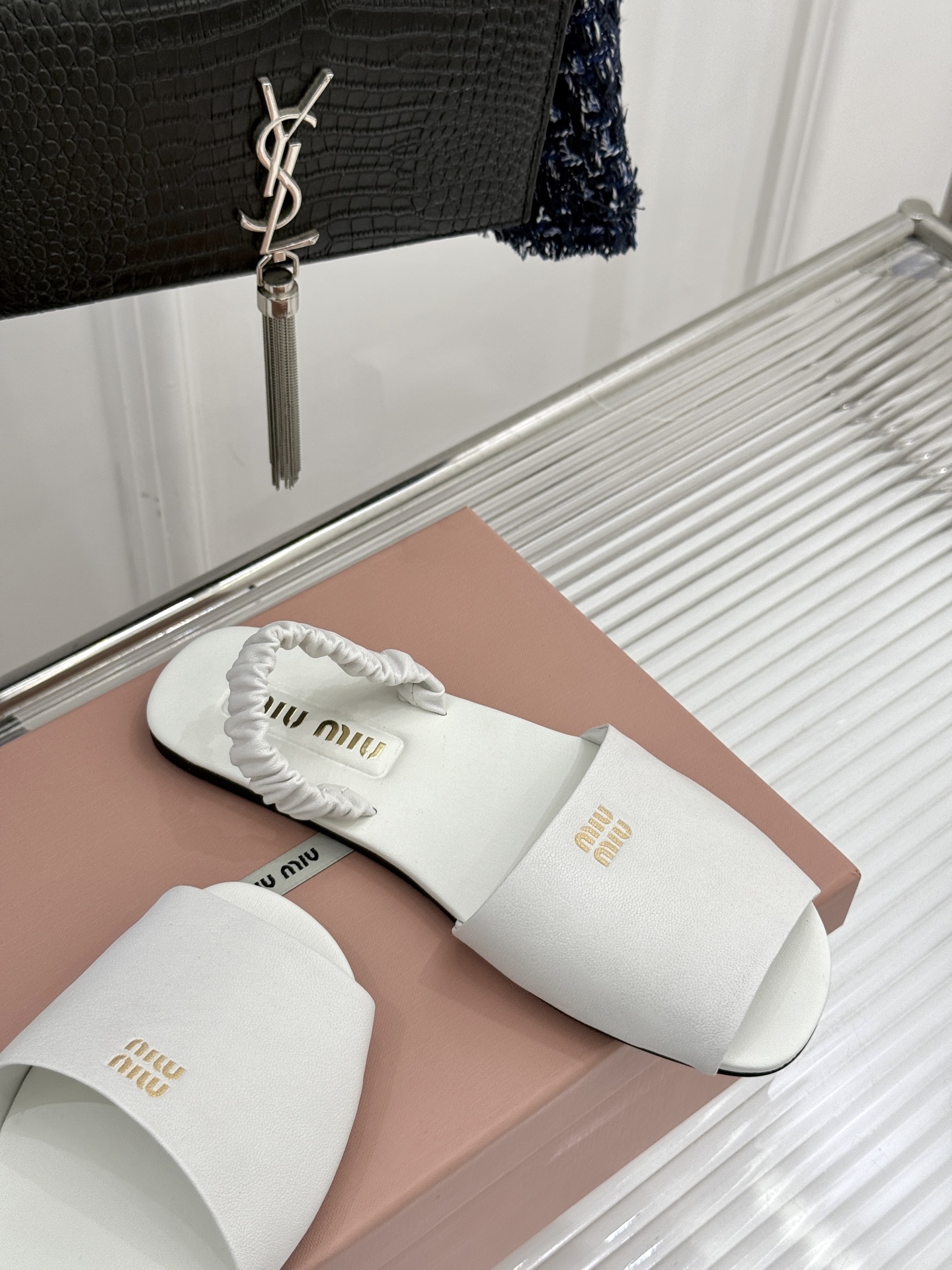 
Miumiu25ss春夏新品凉鞋
度假风满满 简单又复古
软绵绵的脚感真的太爱了！
上脚轻盈舒适又时髦