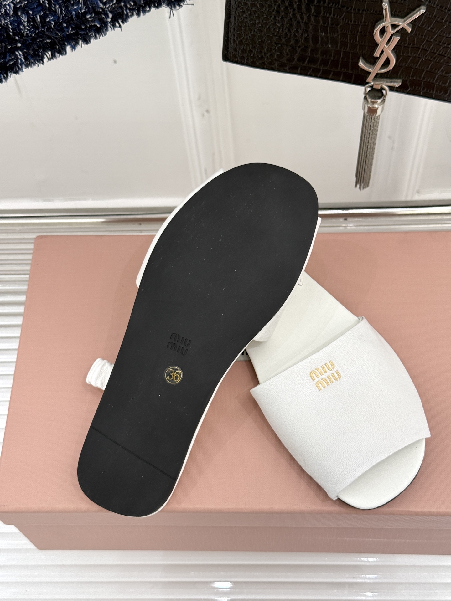 
Miumiu25ss春夏新品凉鞋
度假风满满 简单又复古
软绵绵的脚感真的太爱了！
上脚轻盈舒适又时髦