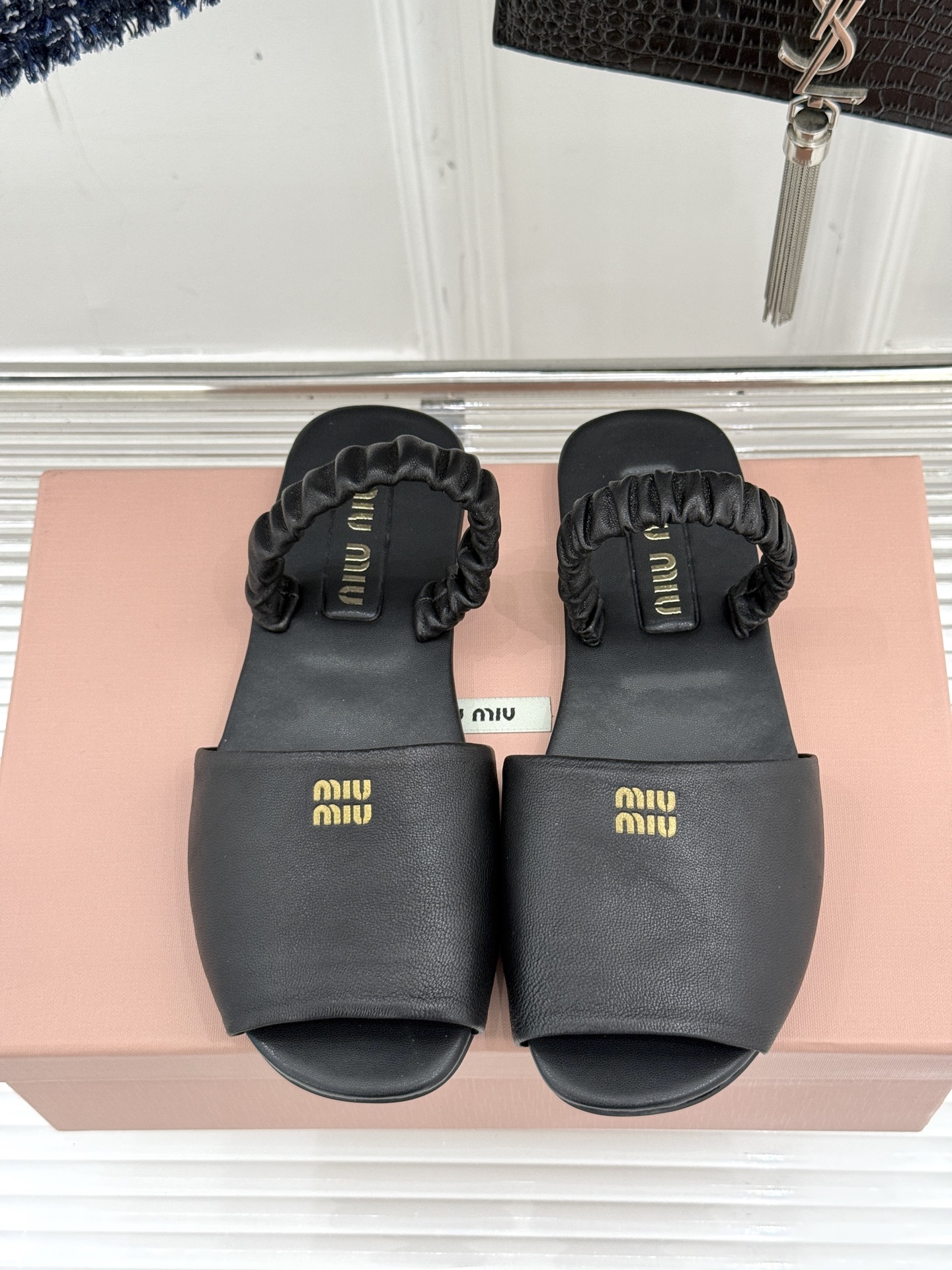 
Miumiu25ss春夏新品凉鞋
度假风满满 简单又复古
软绵绵的脚感真的太爱了！
上脚轻盈舒适又时髦