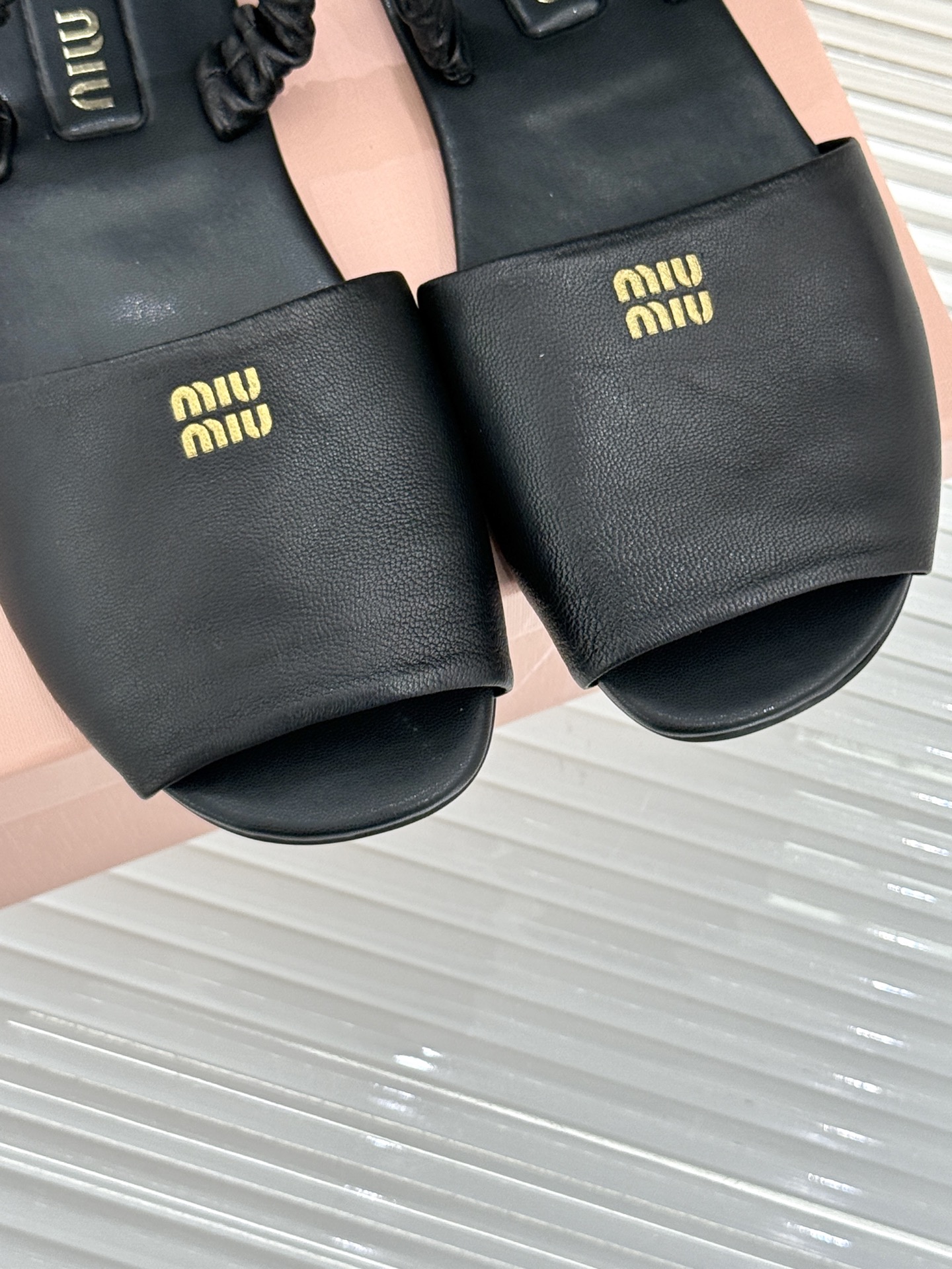 
Miumiu25ss春夏新品凉鞋
度假风满满 简单又复古
软绵绵的脚感真的太爱了！
上脚轻盈舒适又时髦