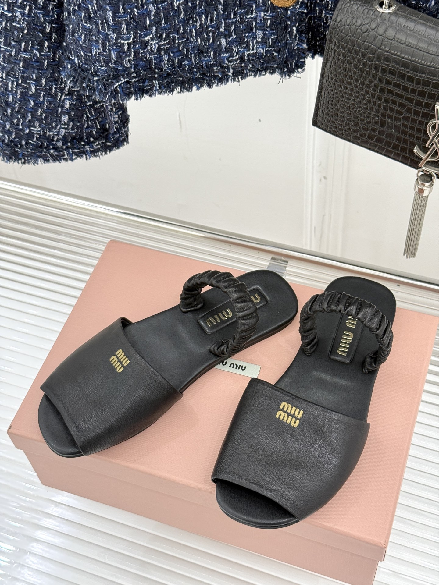 
Miumiu25ss春夏新品凉鞋
度假风满满 简单又复古
软绵绵的脚感真的太爱了！
上脚轻盈舒适又时髦