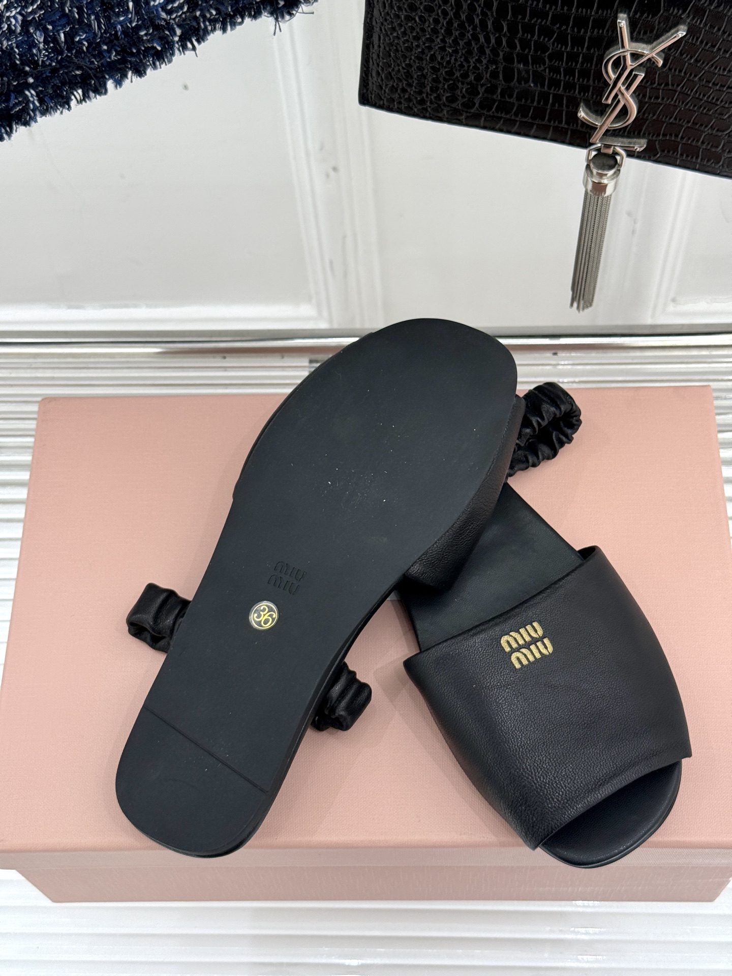 
Miumiu25ss春夏新品凉鞋
度假风满满 简单又复古
软绵绵的脚感真的太爱了！
上脚轻盈舒适又时髦