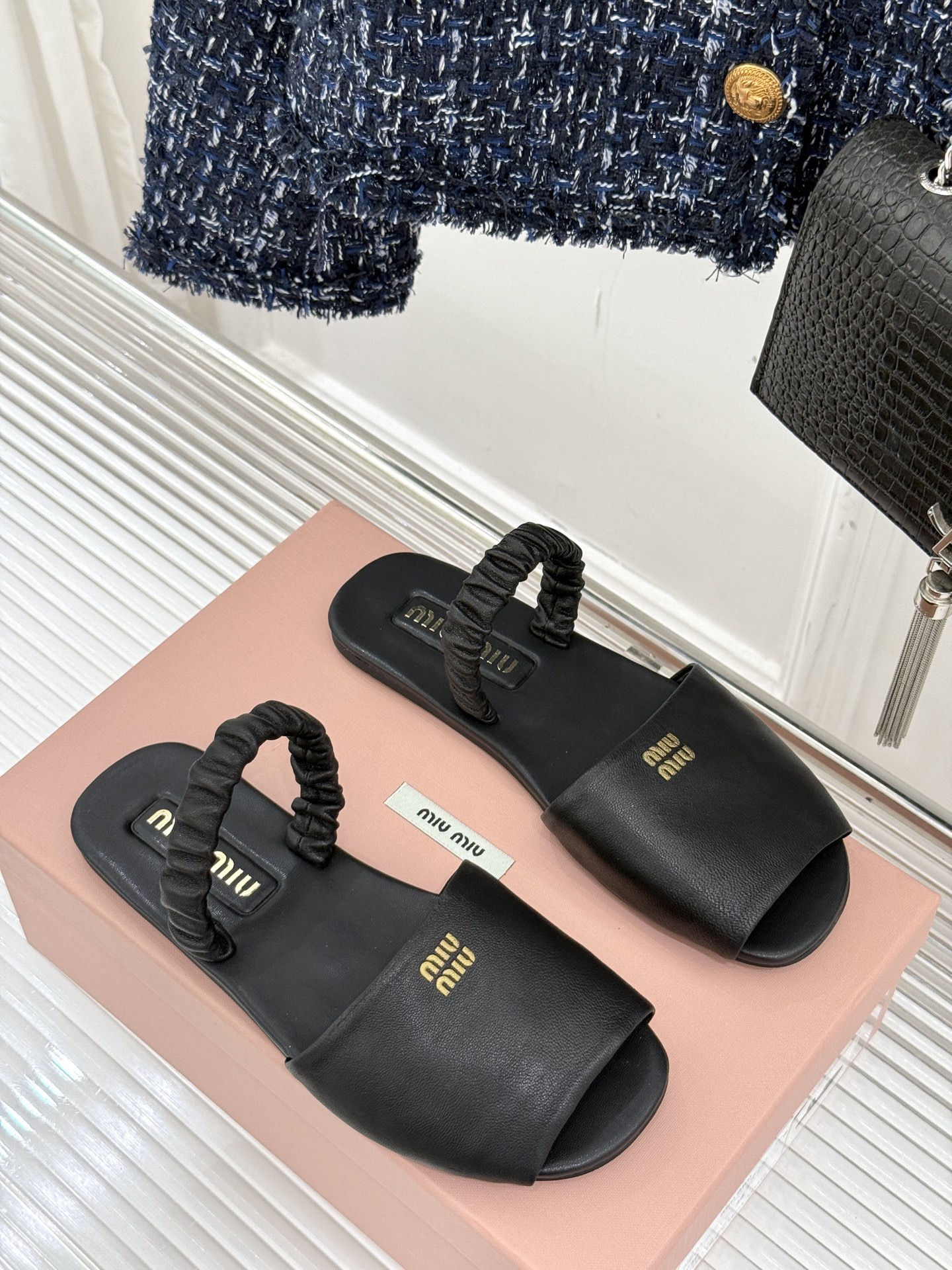 
Miumiu25ss春夏新品凉鞋
度假风满满 简单又复古
软绵绵的脚感真的太爱了！
上脚轻盈舒适又时髦