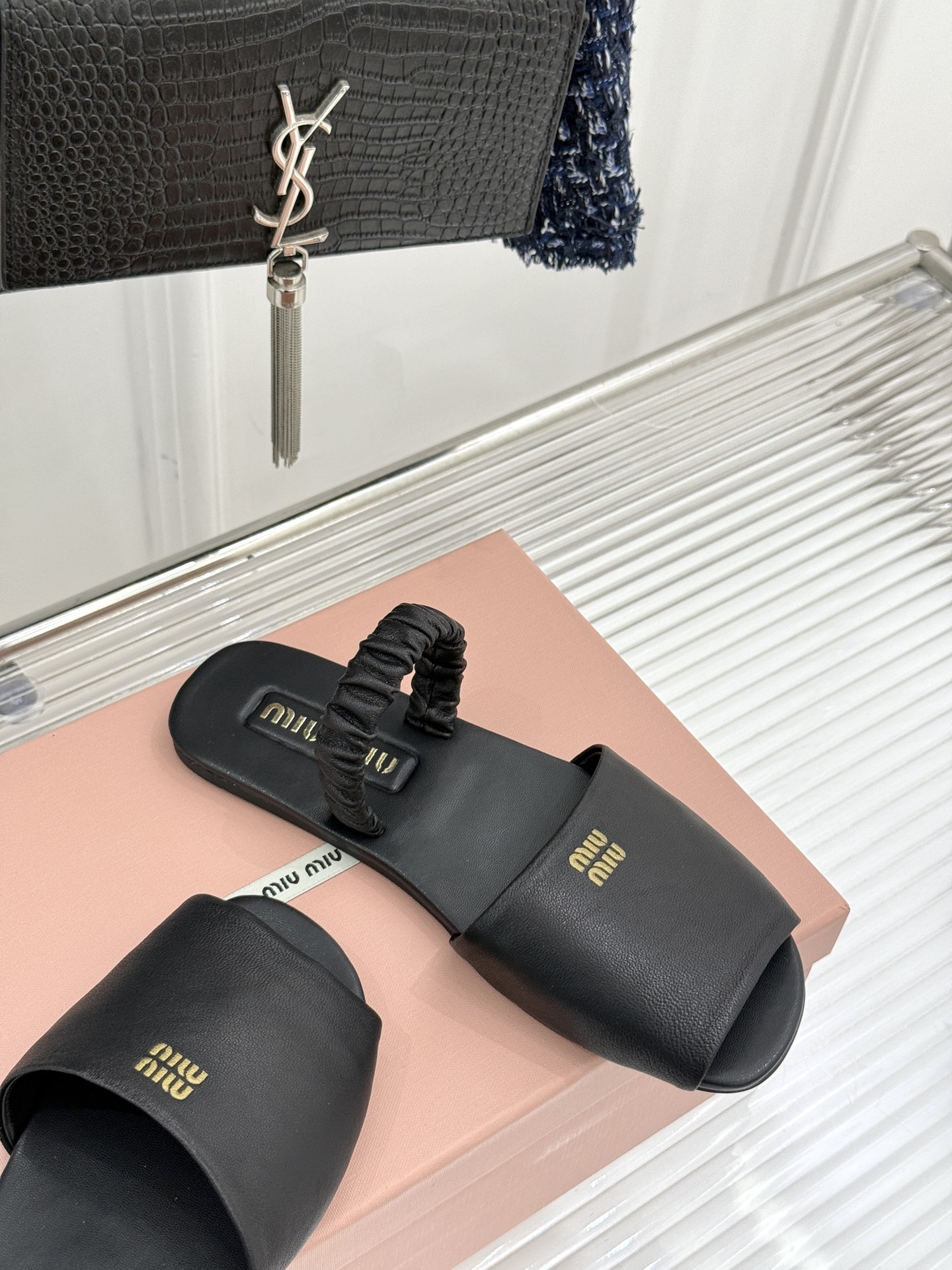 
Miumiu25ss春夏新品凉鞋
度假风满满 简单又复古
软绵绵的脚感真的太爱了！
上脚轻盈舒适又时髦
