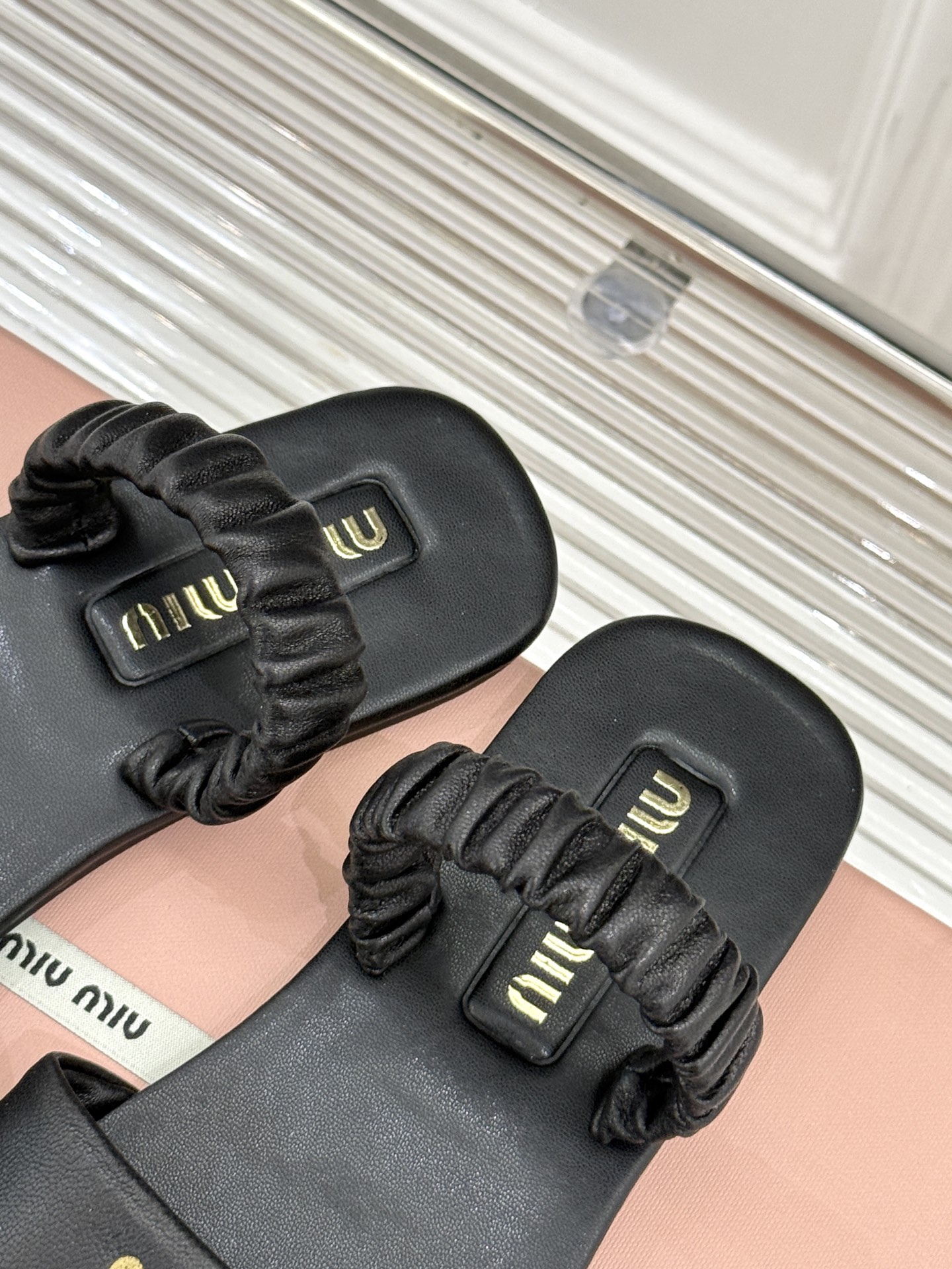 
Miumiu25ss春夏新品凉鞋
度假风满满 简单又复古
软绵绵的脚感真的太爱了！
上脚轻盈舒适又时髦