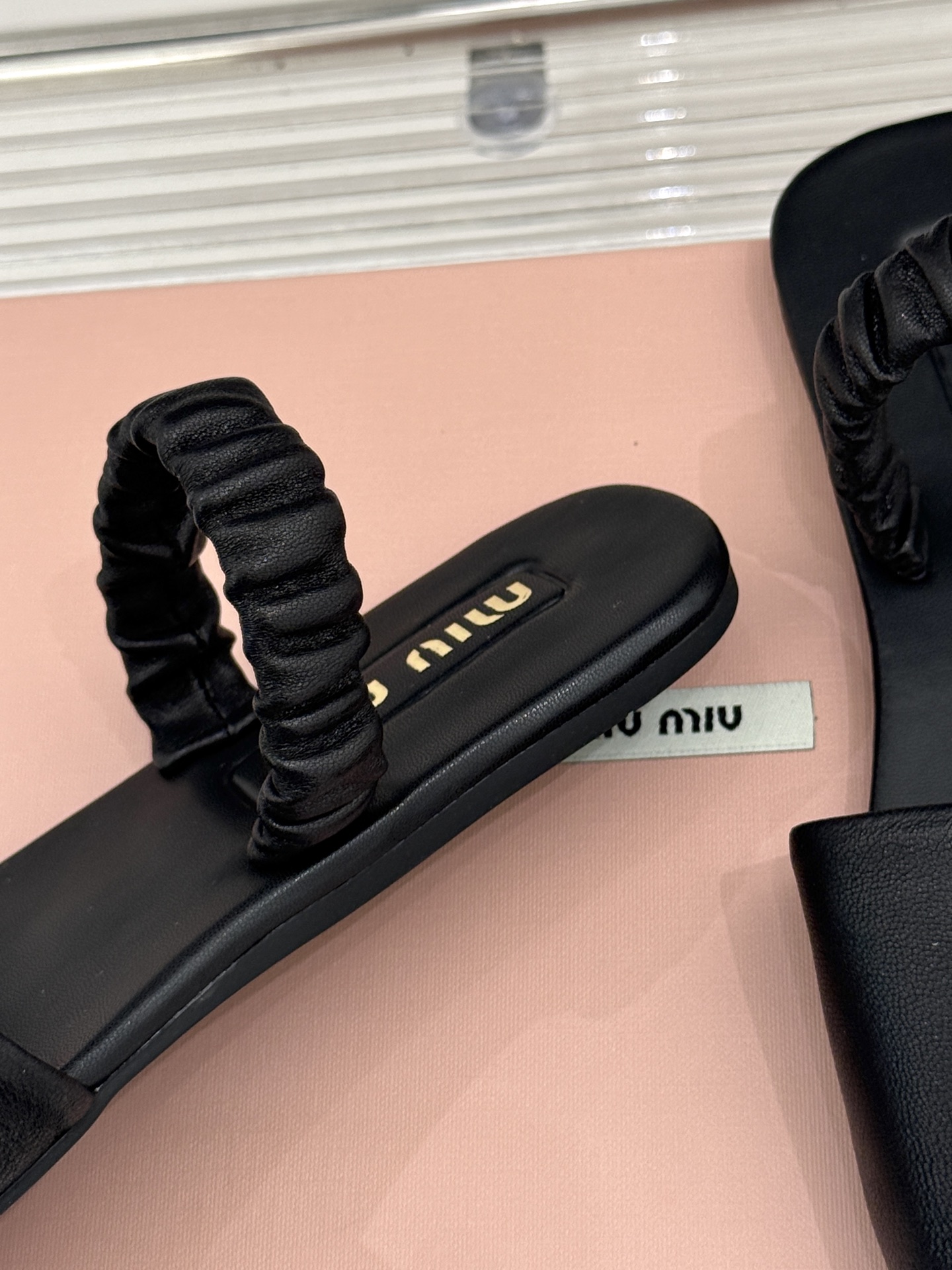 
Miumiu25ss春夏新品凉鞋
度假风满满 简单又复古
软绵绵的脚感真的太爱了！
上脚轻盈舒适又时髦