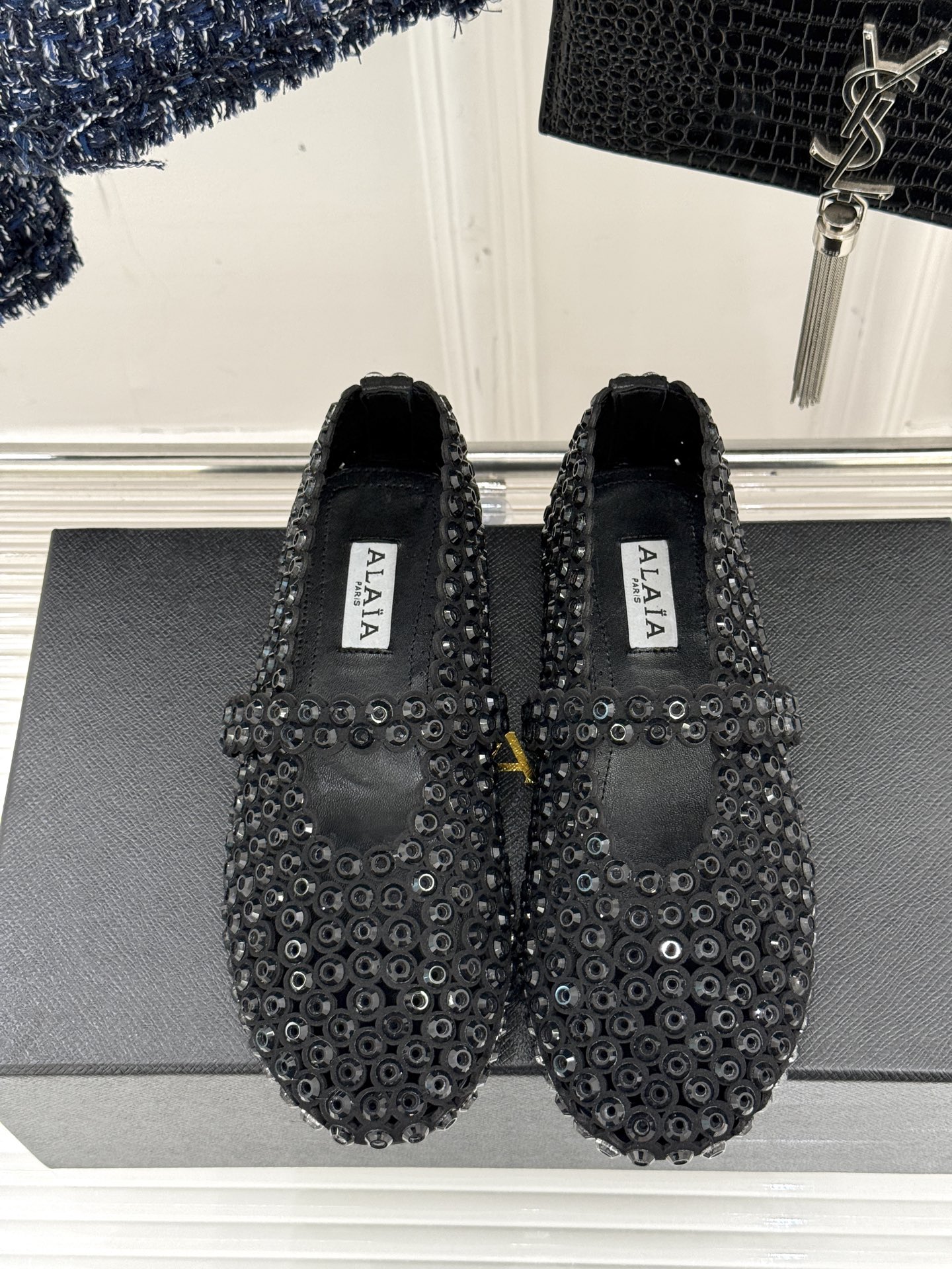 顶板
AlAIA｜阿莱亚经典复古镂空玛丽珍鞋
满满的少女风 既摩登又复古的味道
非常的简约大气 不管是半
