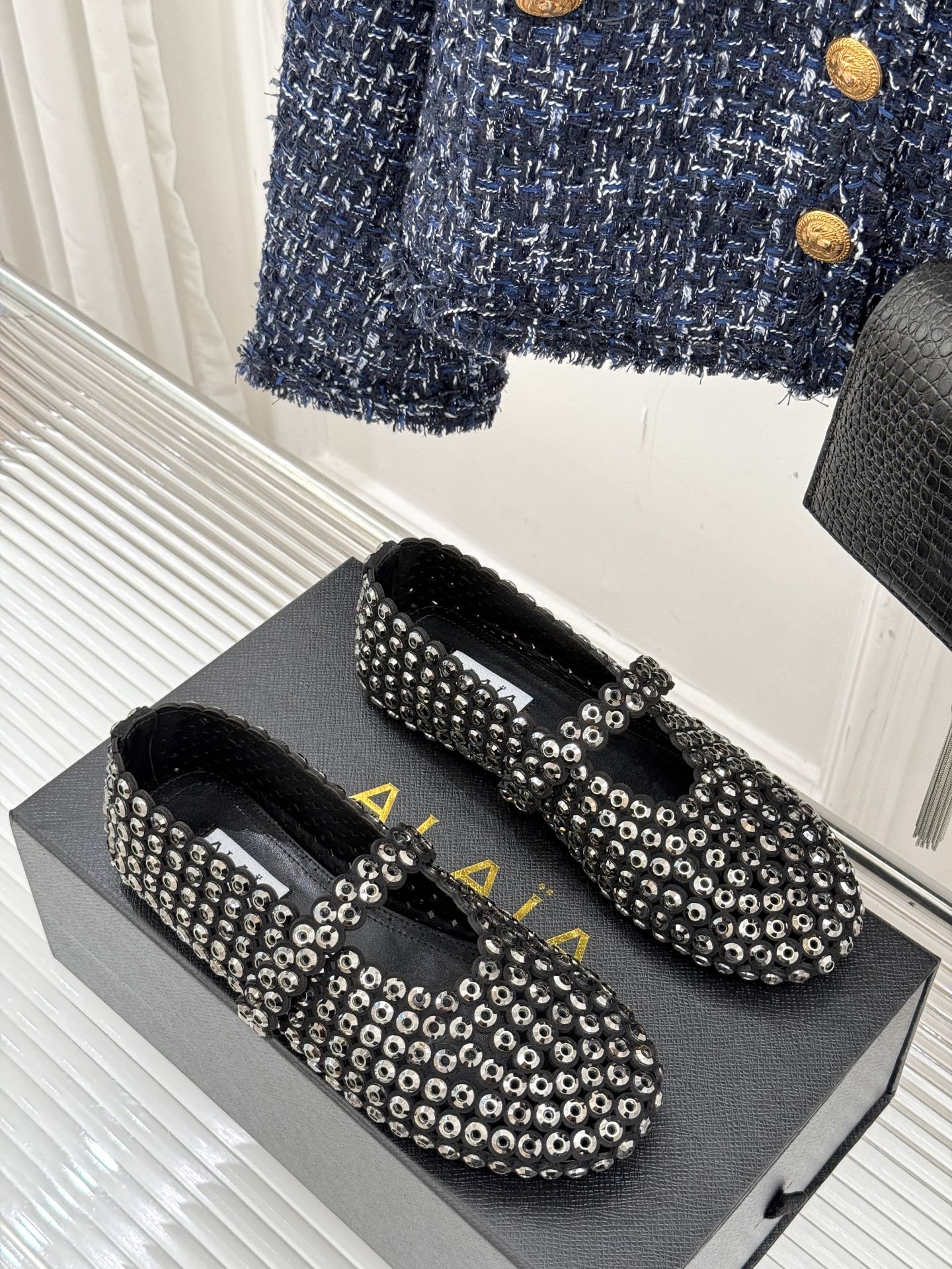 顶板
AlAIA｜阿莱亚经典复古镂空玛丽珍鞋
满满的少女风 既摩登又复古的味道
非常的简约大气 不管是半