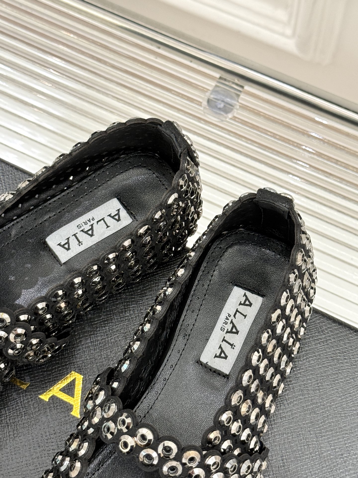 顶板
AlAIA｜阿莱亚经典复古镂空玛丽珍鞋
满满的少女风 既摩登又复古的味道
非常的简约大气 不管是半