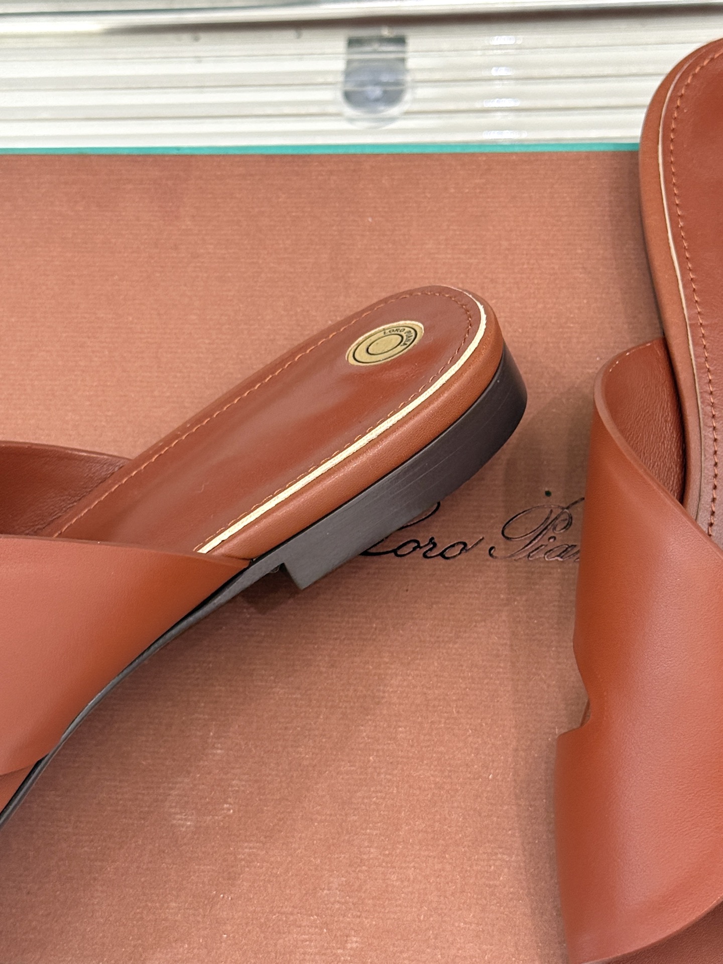 
Loro Piana/ LP  经典复古绝美
平底坡跟拖鞋
简约即时髦 松弛的高级感
感受夏日感高级穿