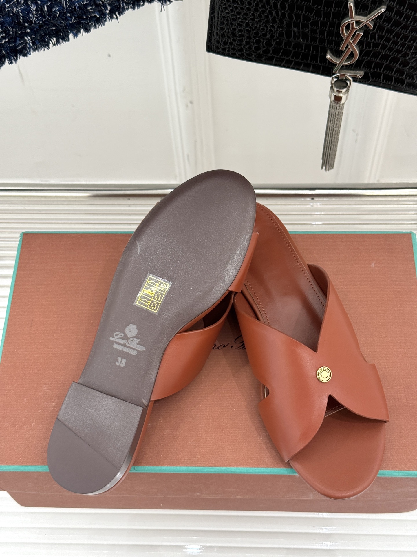 
Loro Piana/ LP  经典复古绝美
平底坡跟拖鞋
简约即时髦 松弛的高级感
感受夏日感高级穿