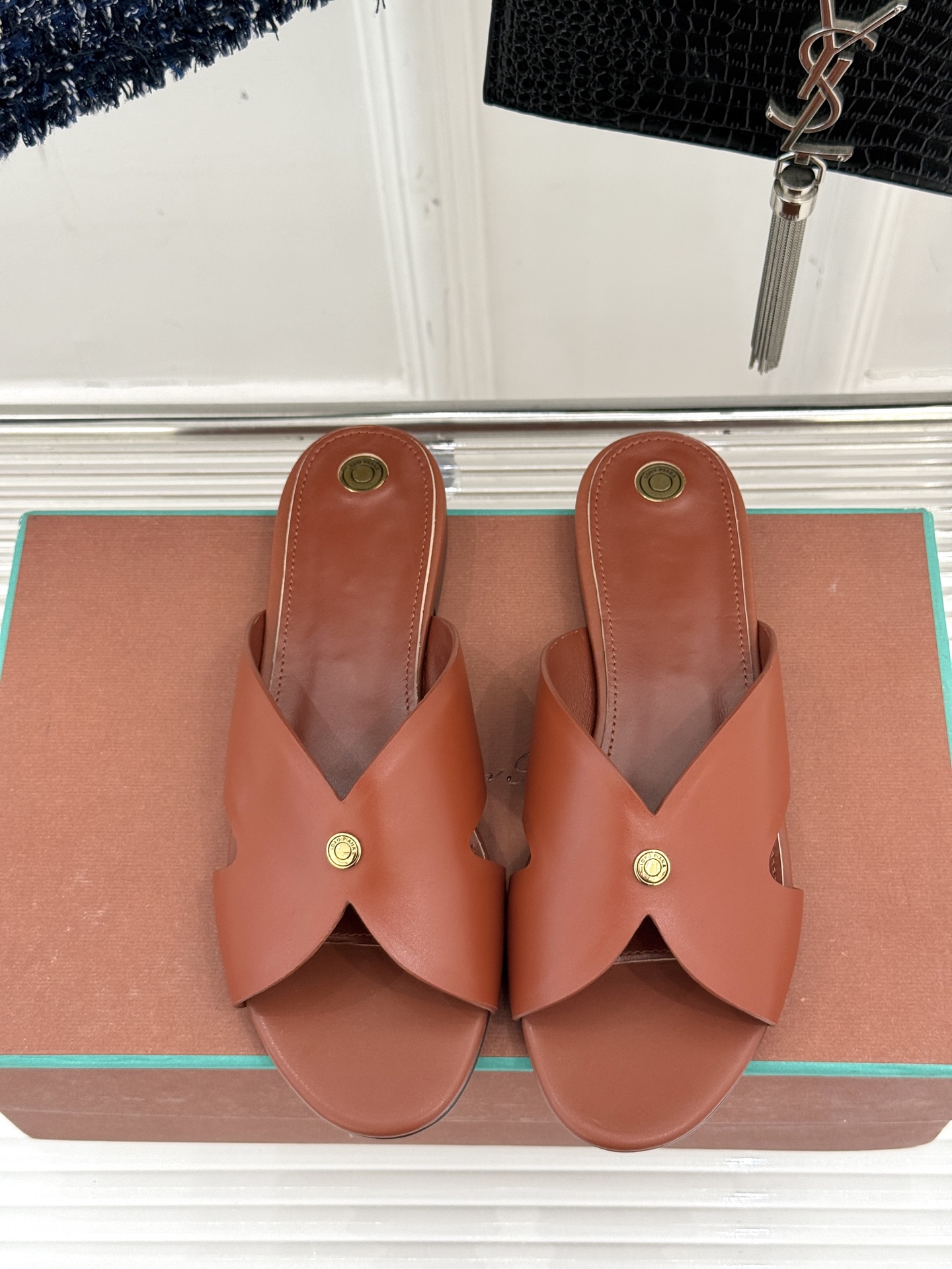 
Loro Piana/ LP  经典复古绝美
平底坡跟拖鞋
简约即时髦 松弛的高级感
感受夏日感高级穿