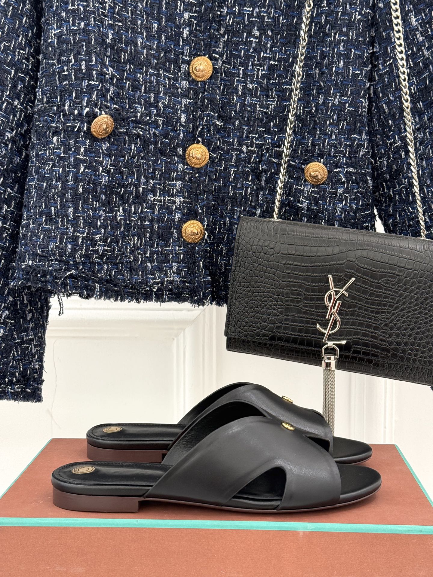 
Loro Piana/ LP  经典复古绝美
平底坡跟拖鞋
简约即时髦 松弛的高级感
感受夏日感高级穿