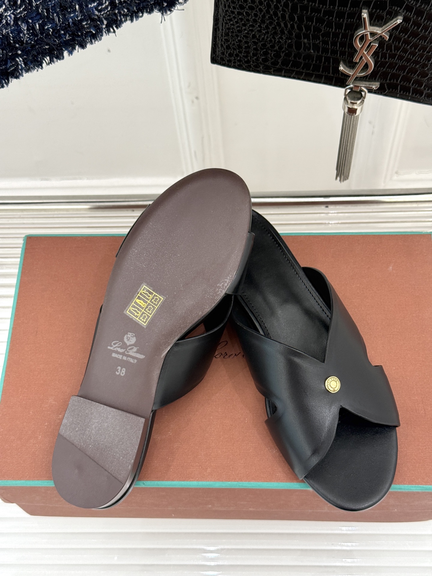 
Loro Piana/ LP  经典复古绝美
平底坡跟拖鞋
简约即时髦 松弛的高级感
感受夏日感高级穿
