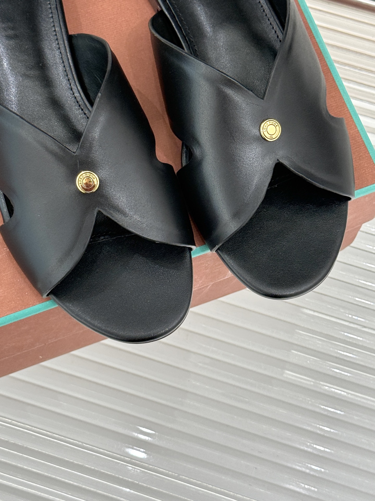 
Loro Piana/ LP  经典复古绝美
平底坡跟拖鞋
简约即时髦 松弛的高级感
感受夏日感高级穿
