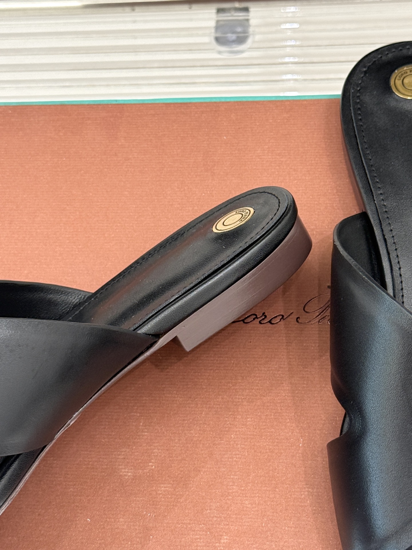 
Loro Piana/ LP  经典复古绝美
平底坡跟拖鞋
简约即时髦 松弛的高级感
感受夏日感高级穿