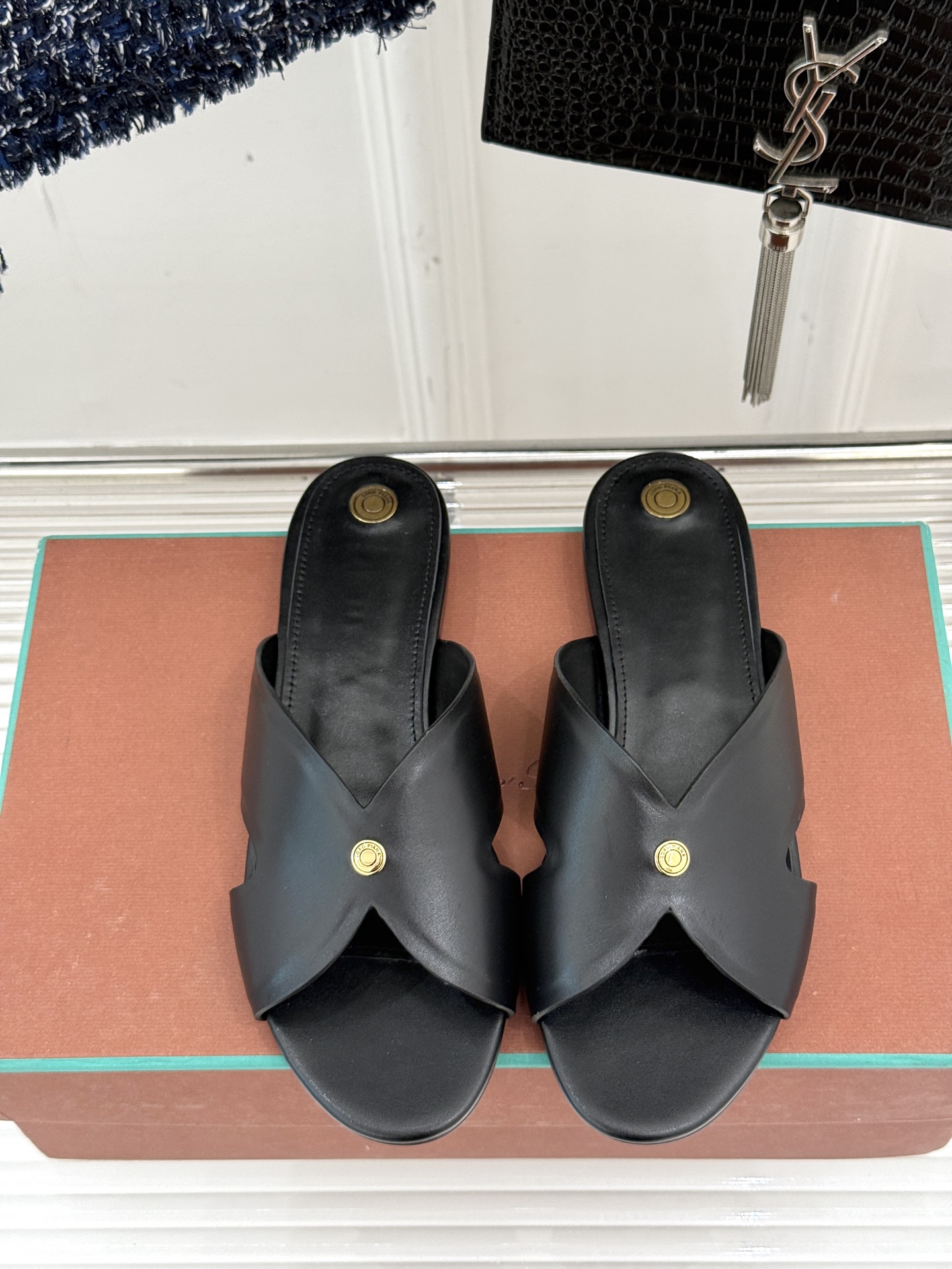 
Loro Piana/ LP  经典复古绝美
平底坡跟拖鞋
简约即时髦 松弛的高级感
感受夏日感高级穿