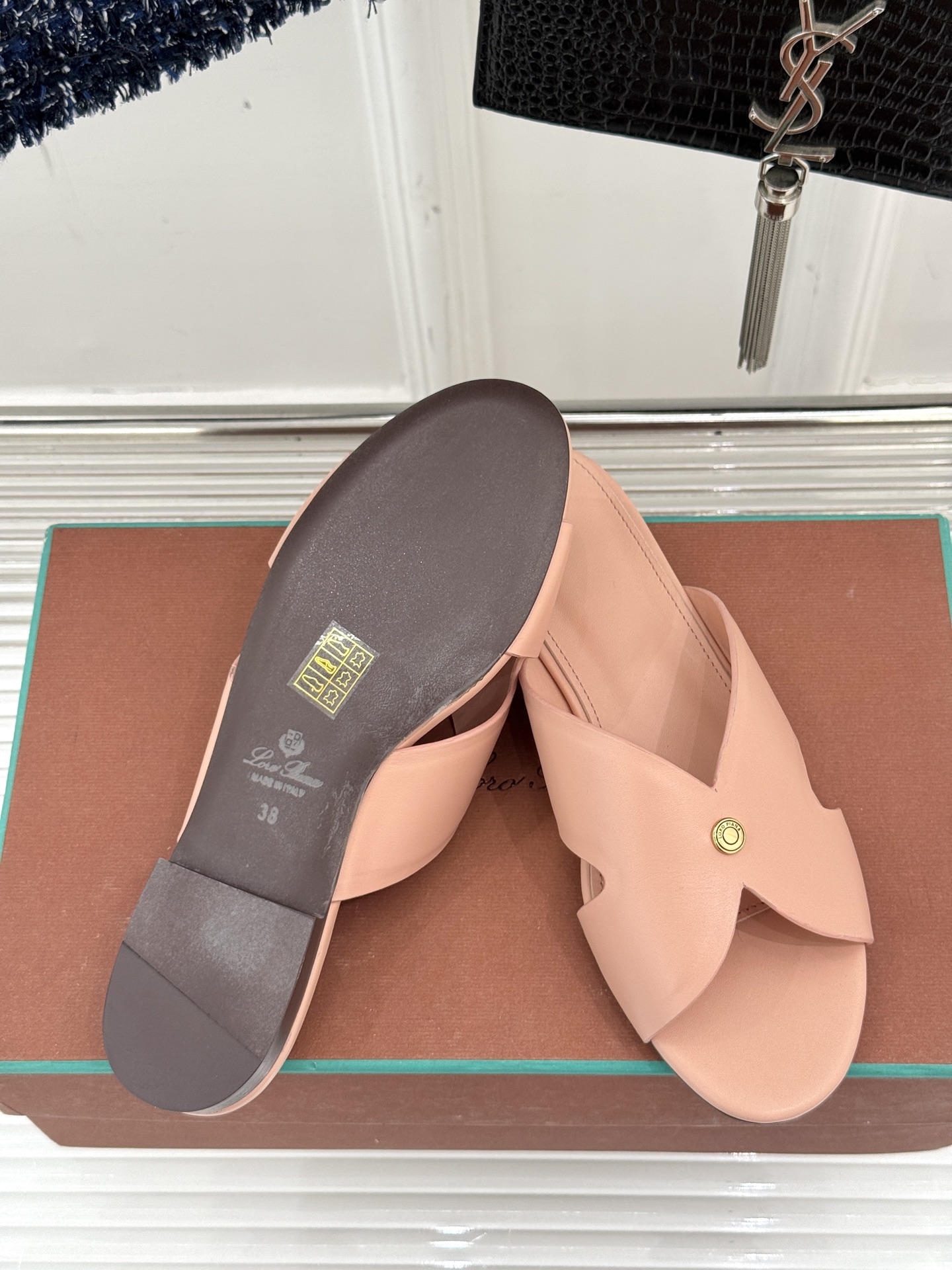 
Loro Piana/ LP  经典复古绝美
平底坡跟拖鞋
简约即时髦 松弛的高级感
感受夏日感高级穿